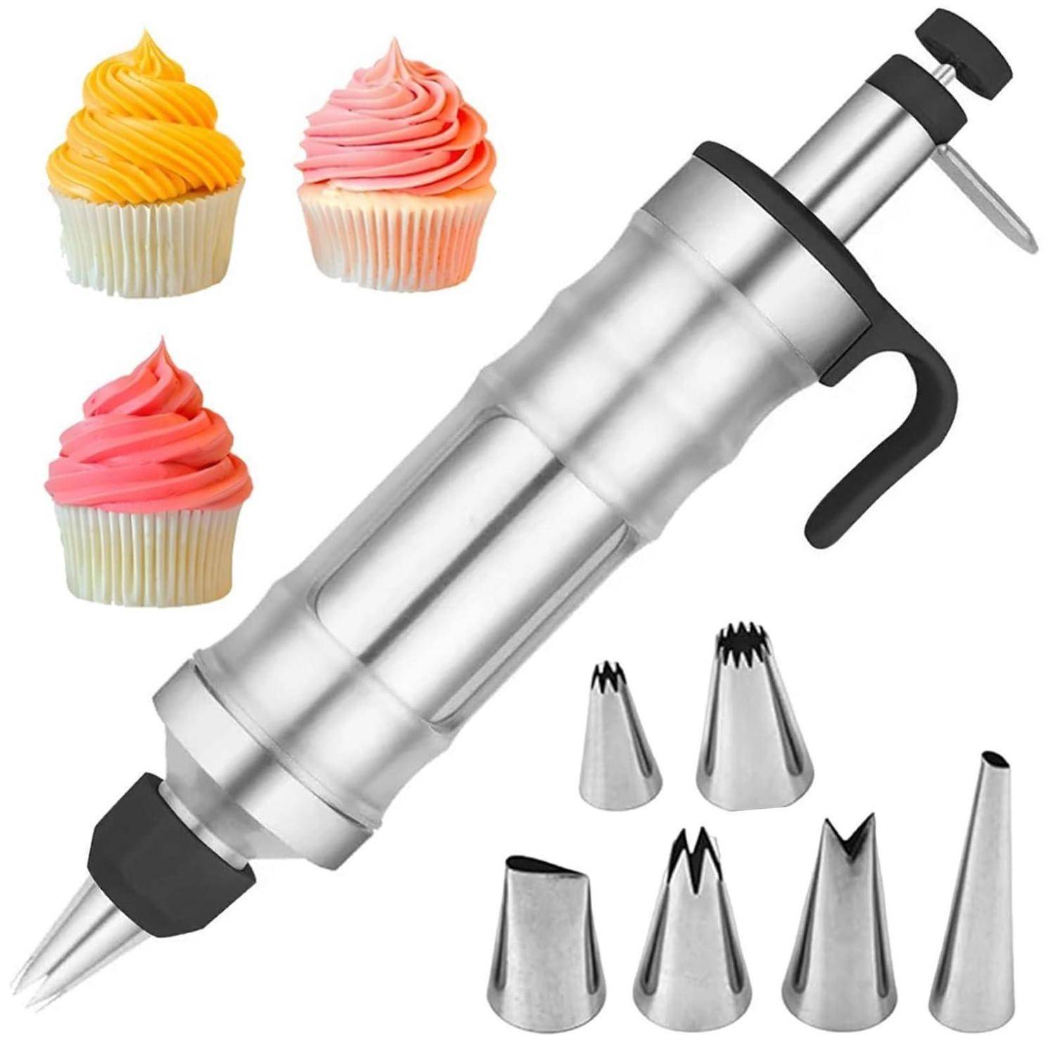 Edelstahl-Kekspritzpistole mit Griff, Spitze und sechs Spritzbeutelaufsätzen, abgebildet neben drei glasierten Cupcakes.