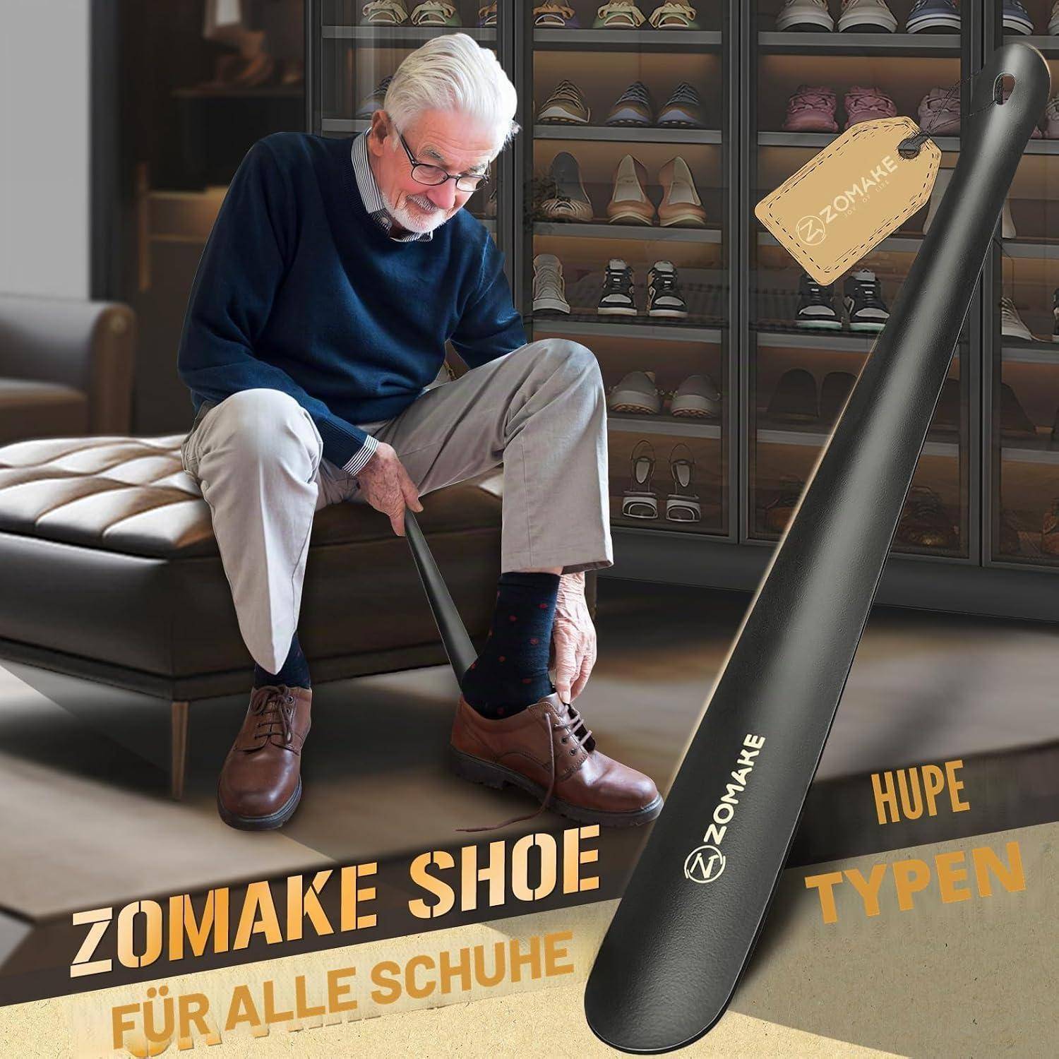 Ein älterer Mann sitzt auf einer Bank und zieht sich braune Schuhe in einem Schuhgeschäft an; ein großer schwarzer Schuhlöffel und ein Werbetext „ZOMAKE SHOE