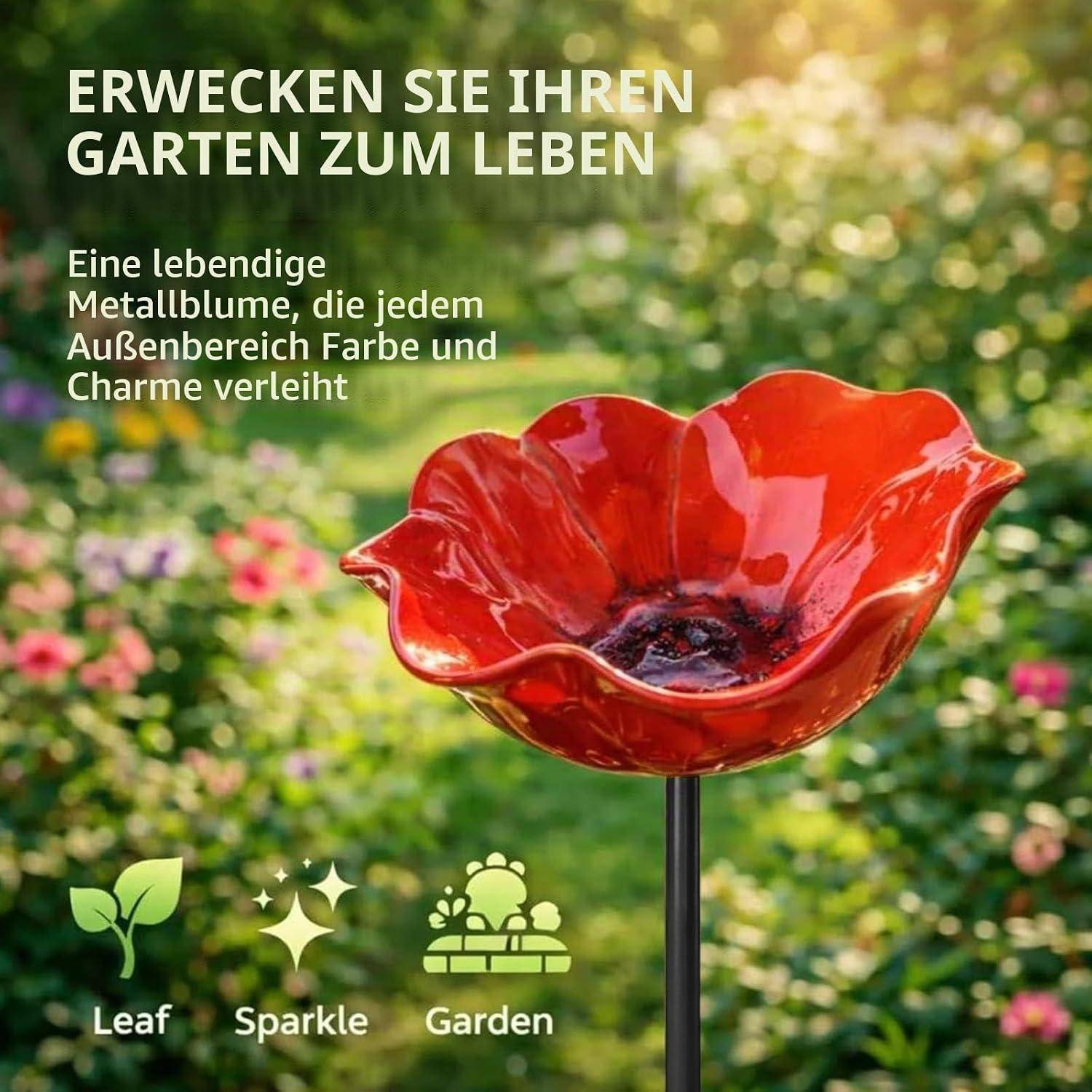 Rote Metallblumen-Gartenskulptur in einem unscharfen Garten; deutscher Text lautet „Erwecken Sie Ihren Garten zum Leben" und beschreibt eine lebendige Metallblüte für Farbe und Charme im Freien.