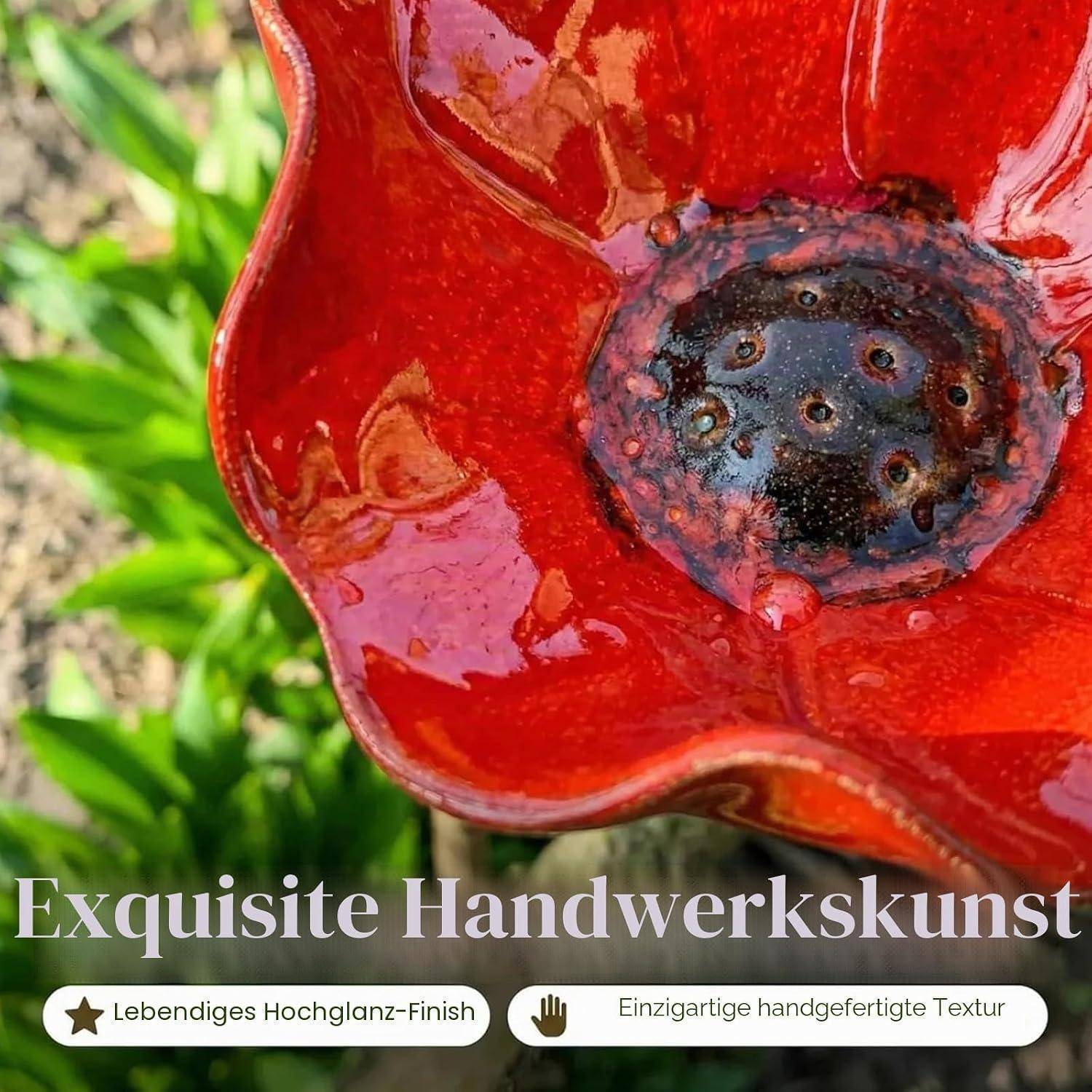Glänzende rote handgefertigte Mohnblumen-Skulptur vor grünem Laub, mit dem Text „Exquisite Handwerkskunst