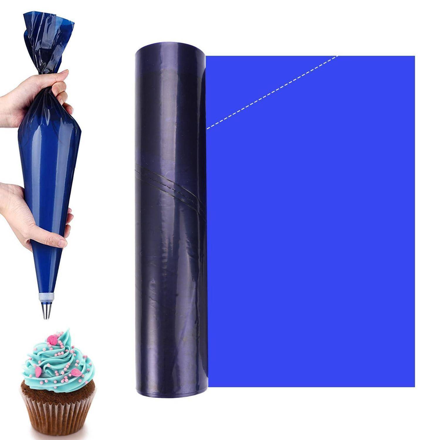 Eine Hand hält einen Spritzbeutel neben einer Rolle blauer Zuckerglasur-Blätter und einem Cupcake und zeigt Materialien zur Konditorei-Dekoration.