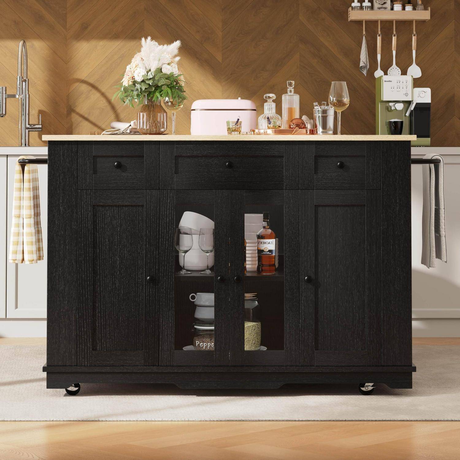 Schwarzer Kücheninsel-Schrank mit Arbeitsplatte, Glastür-Stauraum und Rollen in einer modernen Küche mit Spüle, Küchenutensilien und Blumen.