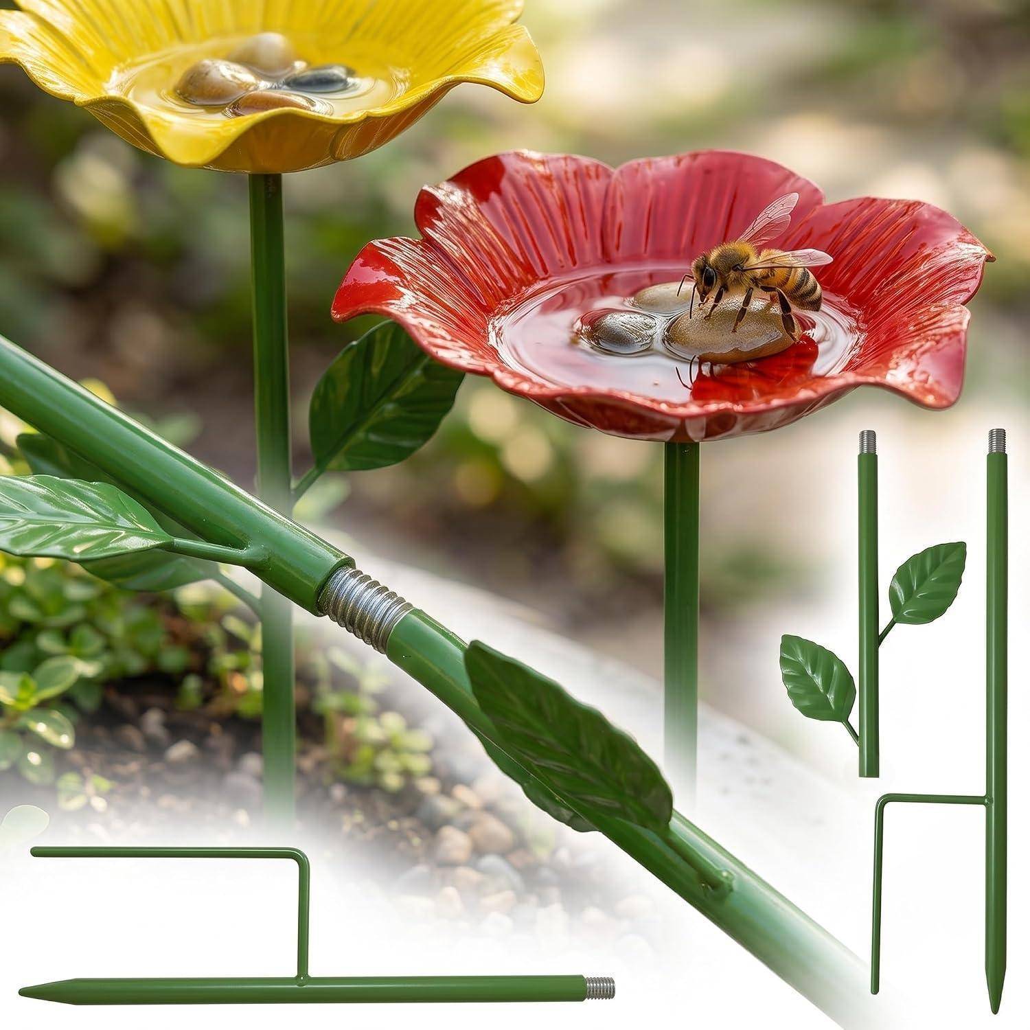 Dekorative Gartenstecken in Form bunter Blüten halten Wasser; eine Biene trinkt aus der roten Blüte, mit grünen Metallstäben, die unten zu sehen sind.