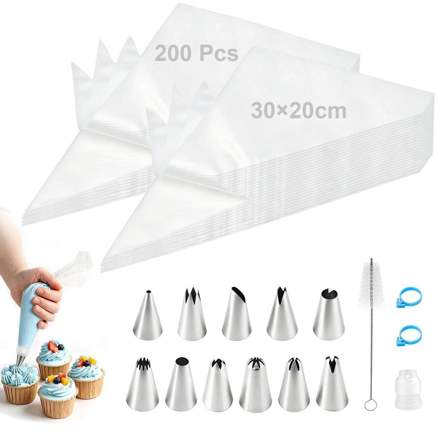 Spritzbeutel-Set mit 200 wegwerfbaren Spritzbeuteln im Format 30×20 cm, wiederverwendbaren Spritzdüsen, Verbindungsringen und Reinigungsbürste; abgebildet beim Verzieren von Cupcakes.