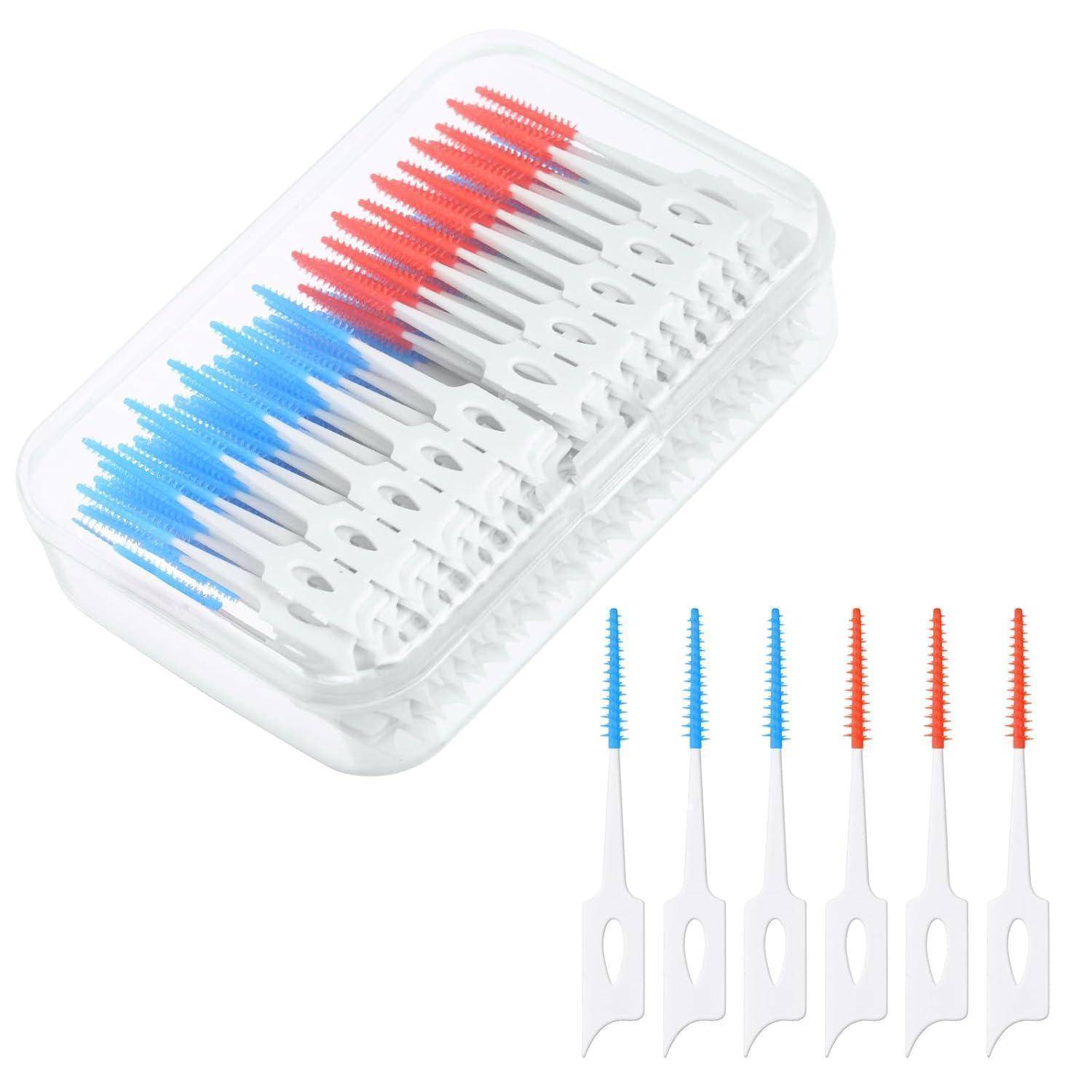 Verschiedene blaue und rote Interdentalbürsten in einer transparenten Kunststoffaufbewahrungsbox, mit sechs Bürsten, die darunter separat dargestellt sind.