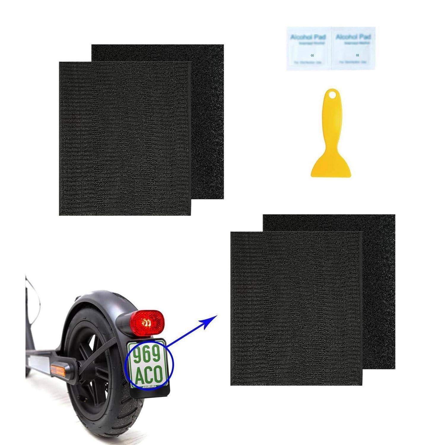 Illustration eines Scooter-Kennzeichenschutz-Sets: schwarze Klebepads, Alkoholtücher und gelber Schaber; ein Pfeil zeigt die auf ein Scooter-Kennzeichen angebrachte Abdeckung.