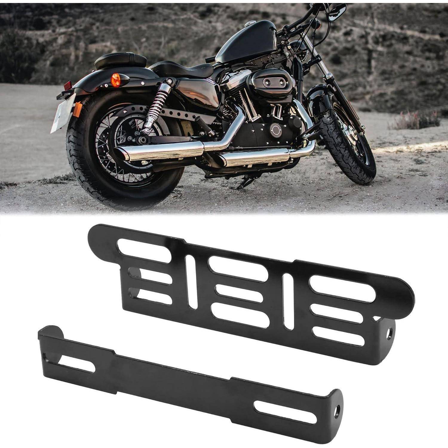 Schwarzes Cruiser-Motorrad oben abgebildet, darunter zwei schwarze geschlitzte Metallmontageklammern, wahrscheinlich Motorrad-Zubehör zum Befestigen eines Kennzeichens oder einer Satteltasche.