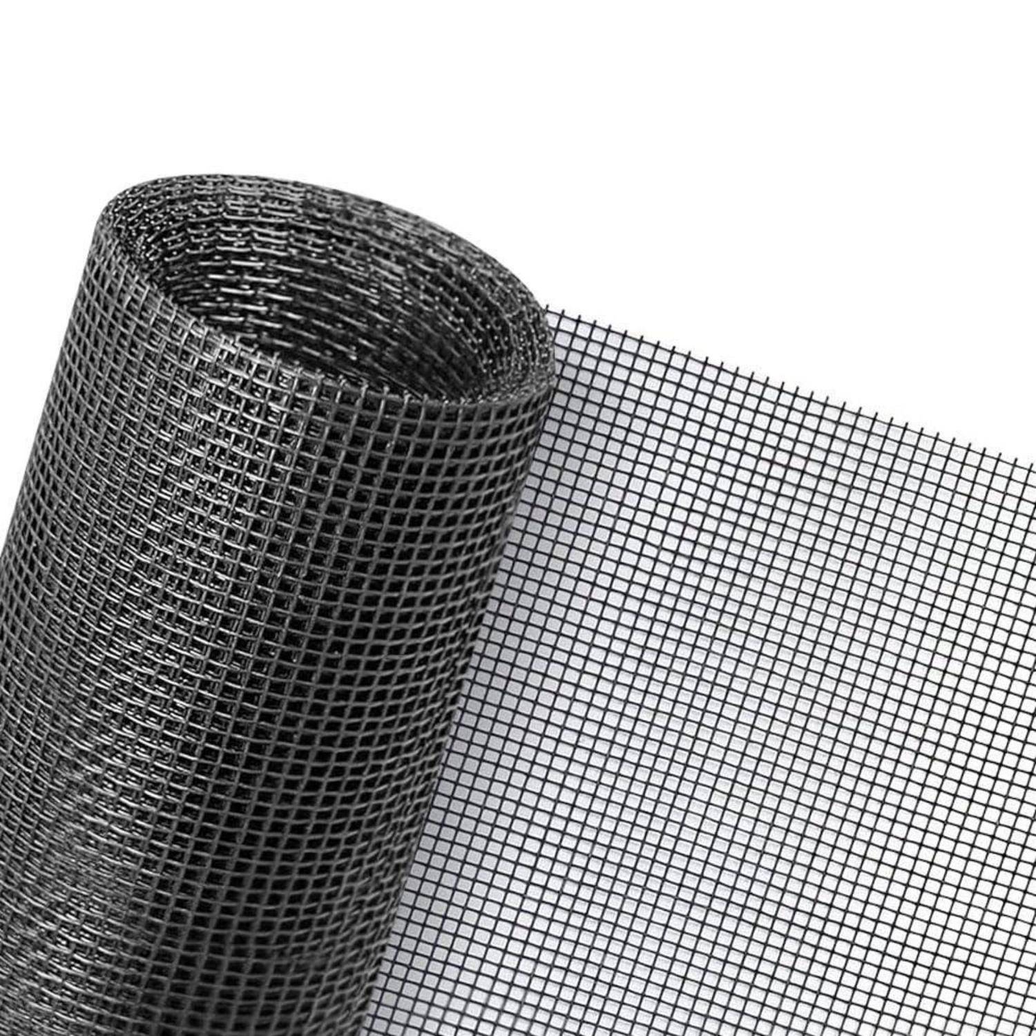 Eine Rolle schwarzes Metallgitter-Fliegengitter, teilweise abgerollt auf weißem Hintergrund.