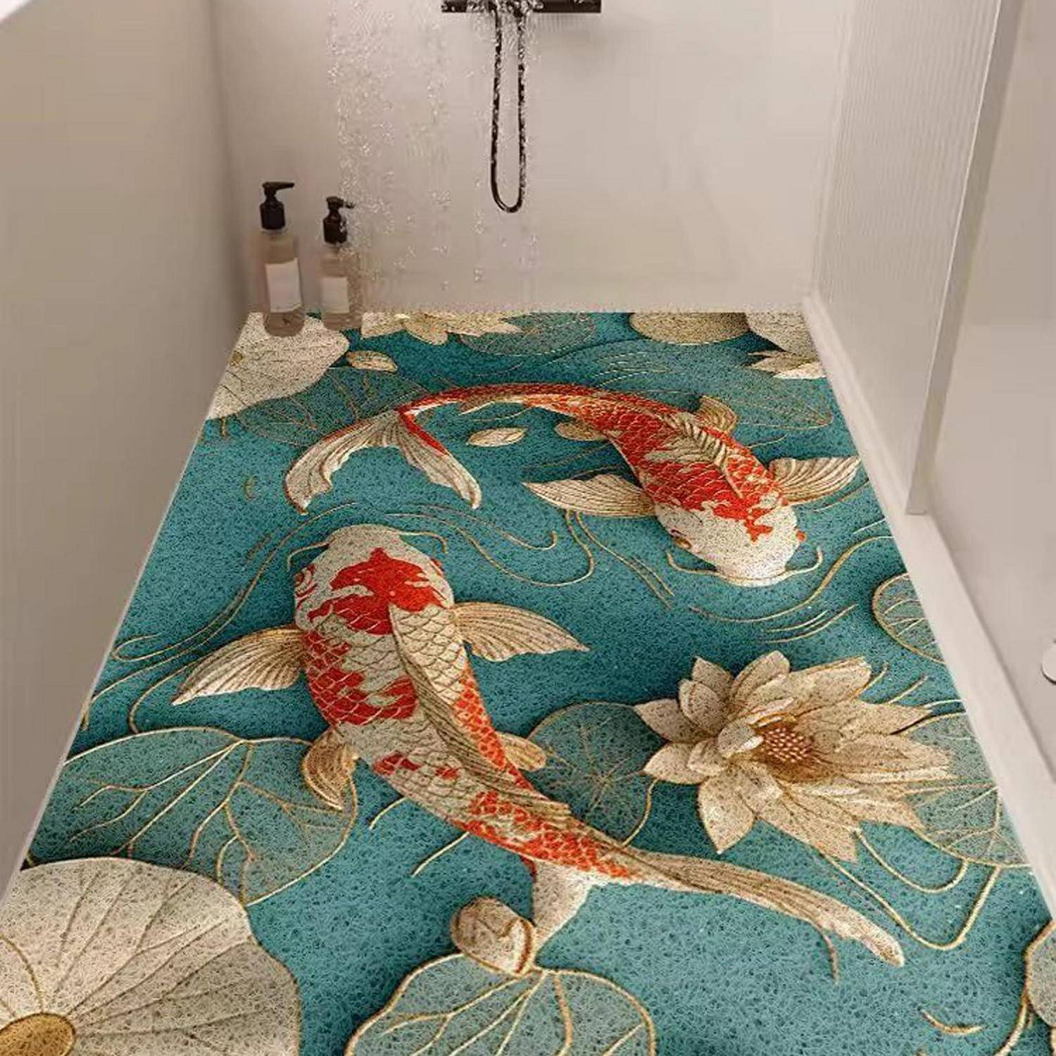 Zwei Koifische schwimmen über einen blaugrünen Blumenduschaboden mit Seerosenblättern und Blüten, neben Shampooflaschen und einem Duschabfluss.