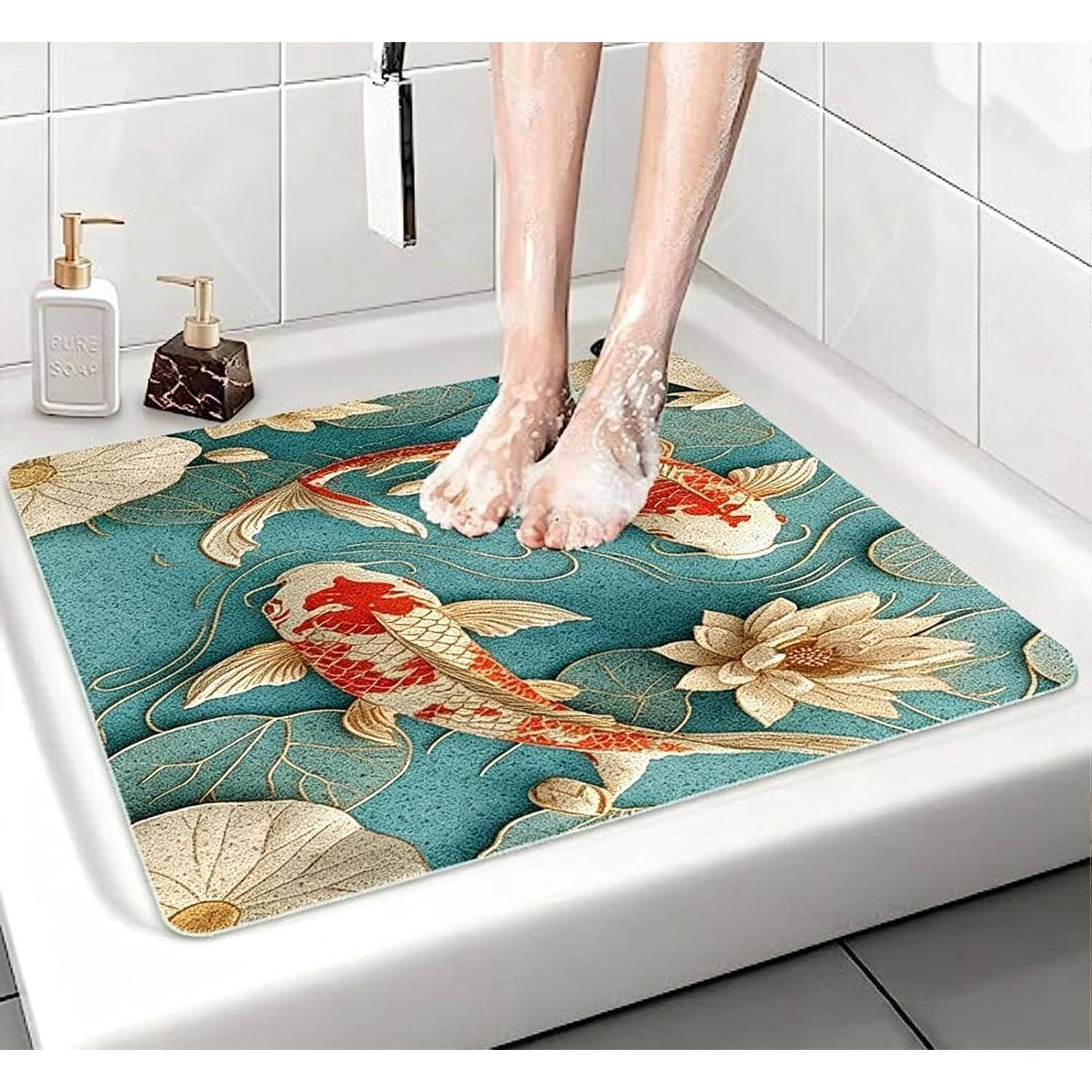 Person, der sich auf einer blumigen Koi-Fisch-Badmatte in einer weißen Duschkabine duscht.