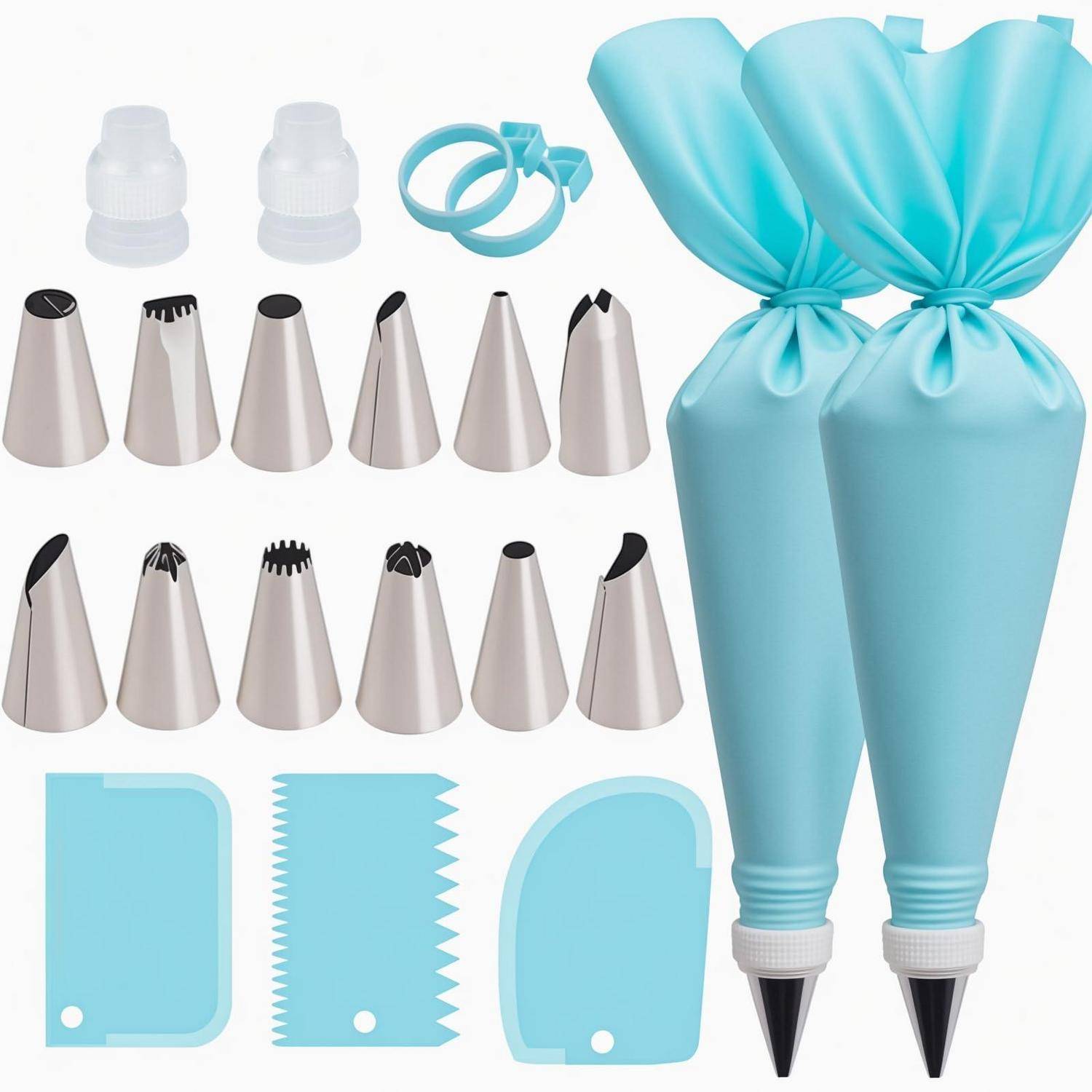 Zwei blaue Spritzbeutel mit Metallspitzen und verschiedenen austauschbaren Verzierungsspitzen, sowie Kunststoffkupplungen, Spachtel und ein Seitenschaber.