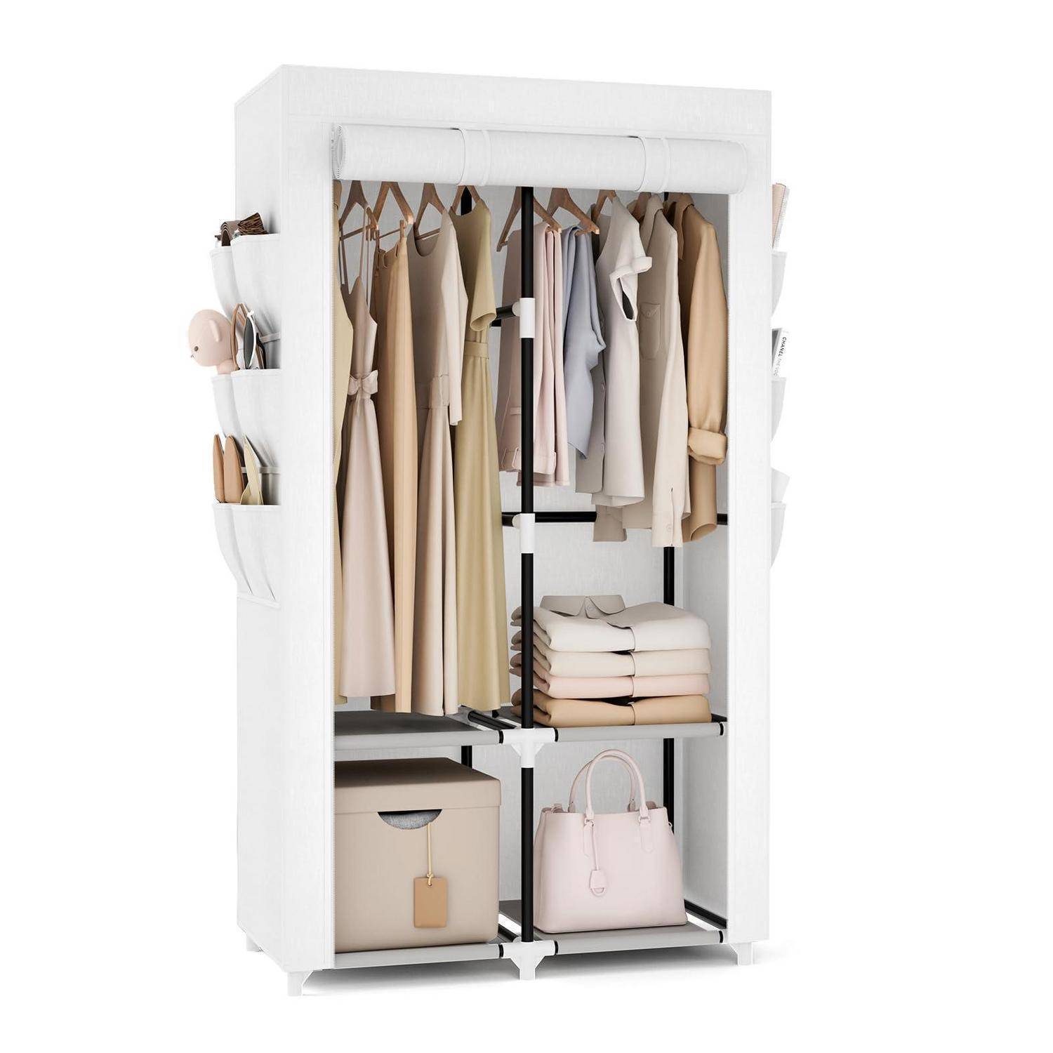 Tragbarer Kleiderschrank-Organizer in Weiß mit hängenden Kleidern, gefalteten Betttüchern, Schuhen und Aufbewahrungsboxen auf Regalen.