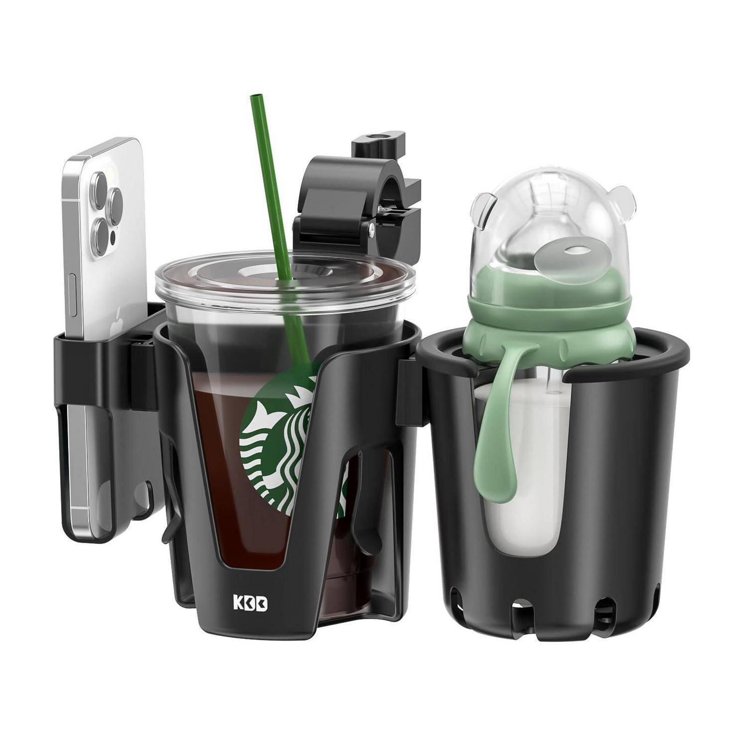 Schwarzer doppelter Getränkehalter mit Telefonhalterung und Clip-on-Zubehörschlitzen, der ein Starbucks-Eiskaltgetränk und eine Flasche mit grünem Ausguss und kleiner Kuppelkappe hält.