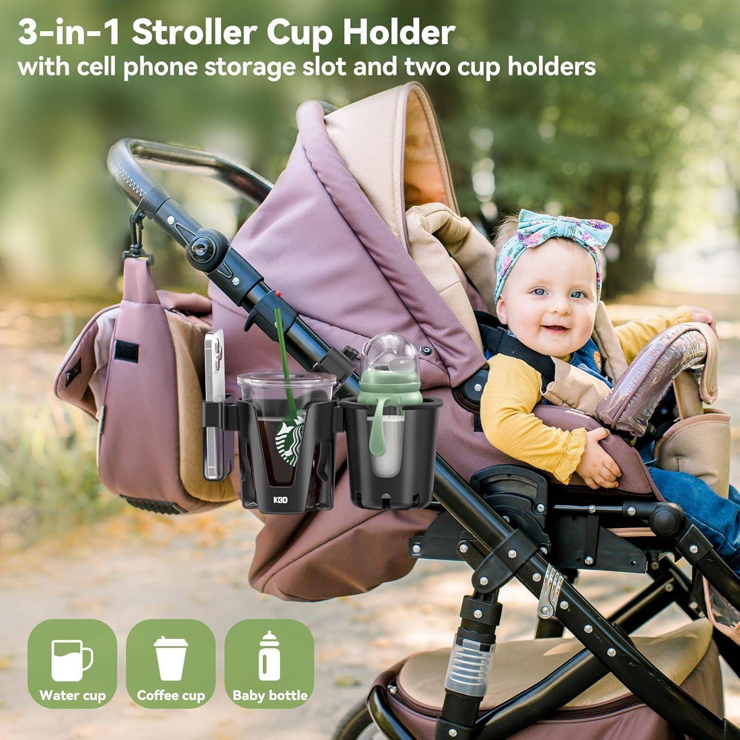 3-in-1 Kinderwagen-Getränkehalter mit Telefonhalterung und zwei Becherhaltern, die an einem Kinderwagen angebracht sind und eine Wasserflasche, eine Kaffeetasse und eine Babyflasche halten.