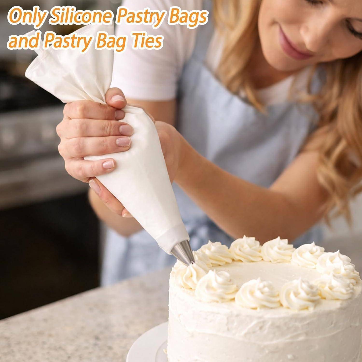 Eine Frau spritz Frosting mit einem Spritzbeutel auf einen weißen Kuchen; der Text lautet „Nur Silikon-Spritzbeutel und Spritzbeutelbinder