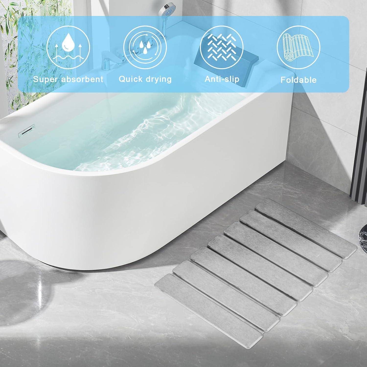 Grauer faltbarer Badematte neben einer Badewanne, mit Beschriftungen für superabsorbierend, schnelltrocknend, rutschsicher und faltbar.