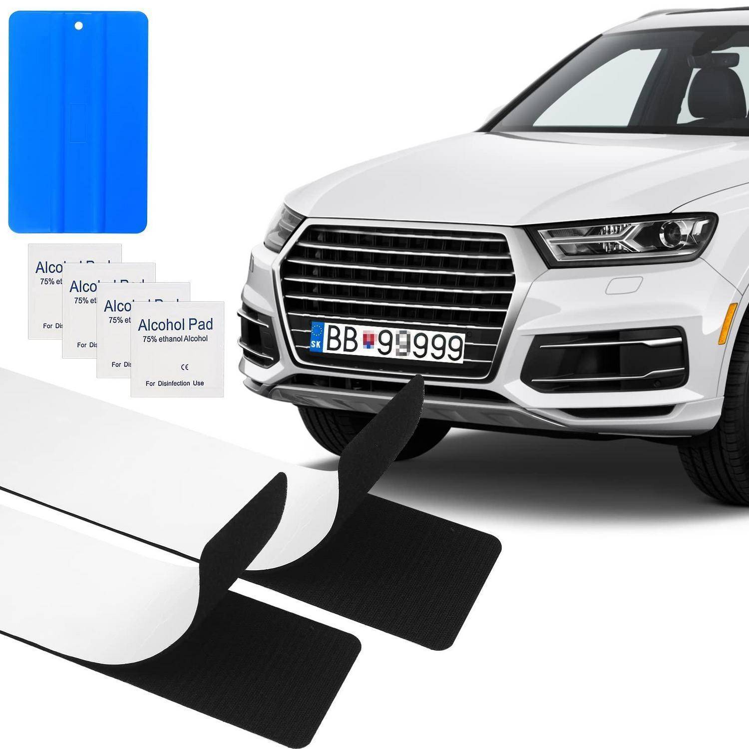 Weißes Auto auf einer hubbühnenartigen Rampe mit schwarzen Antirutschbelägen, plus eine blaue Karte und Etiketten mit Alkoholtüchern, was auf Fahzeugreinigung oder Inspektion hindeutet.