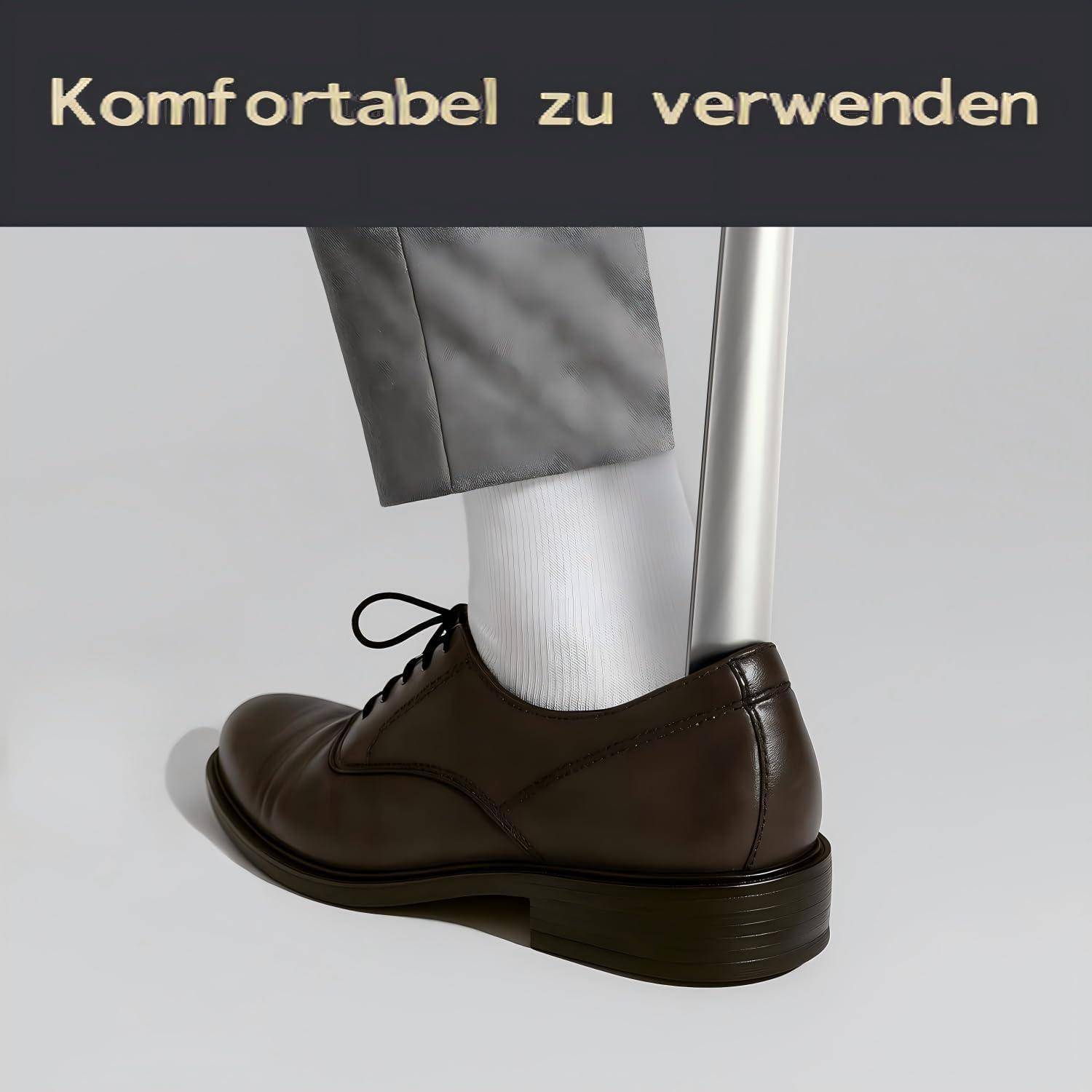Brauner Lederschuh auf einem Fuß mit weißer Socke und grauem Hosenbeins, daneben der Text „Komfortabel zu verwenden