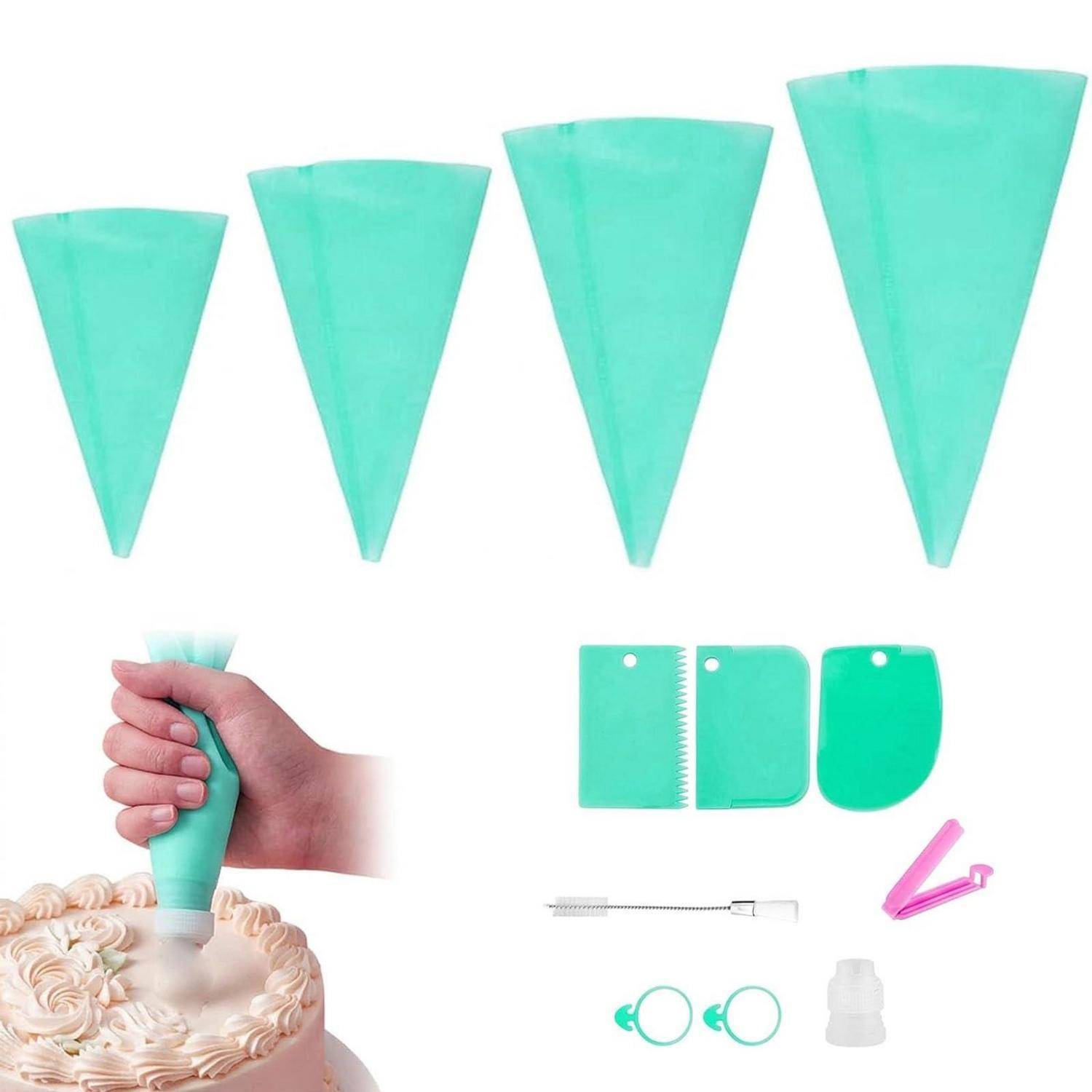 Assortierte türkise Spritzbeutel und Dekorationswerkzeuge, einschließlich vier Spritzbeuteln, einer Hand, die einen Zuckerguss-Spritzbeutel auf einem Kuchen hält, sowie kleine Adapter und Spritzdüsen.