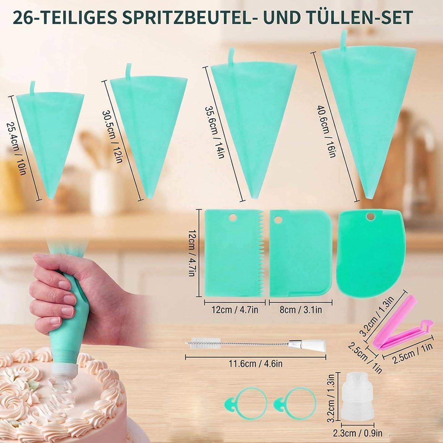 Produktfoto eines 26-teiligen Spritzbeutel- und Zuckergussset mit vier türkisfarbenen Spritzbeuteln, drei Spachtelns, Düsenspitzen, Kupplungen und einem Pinsel mit beschrifteten Größenmessungen.