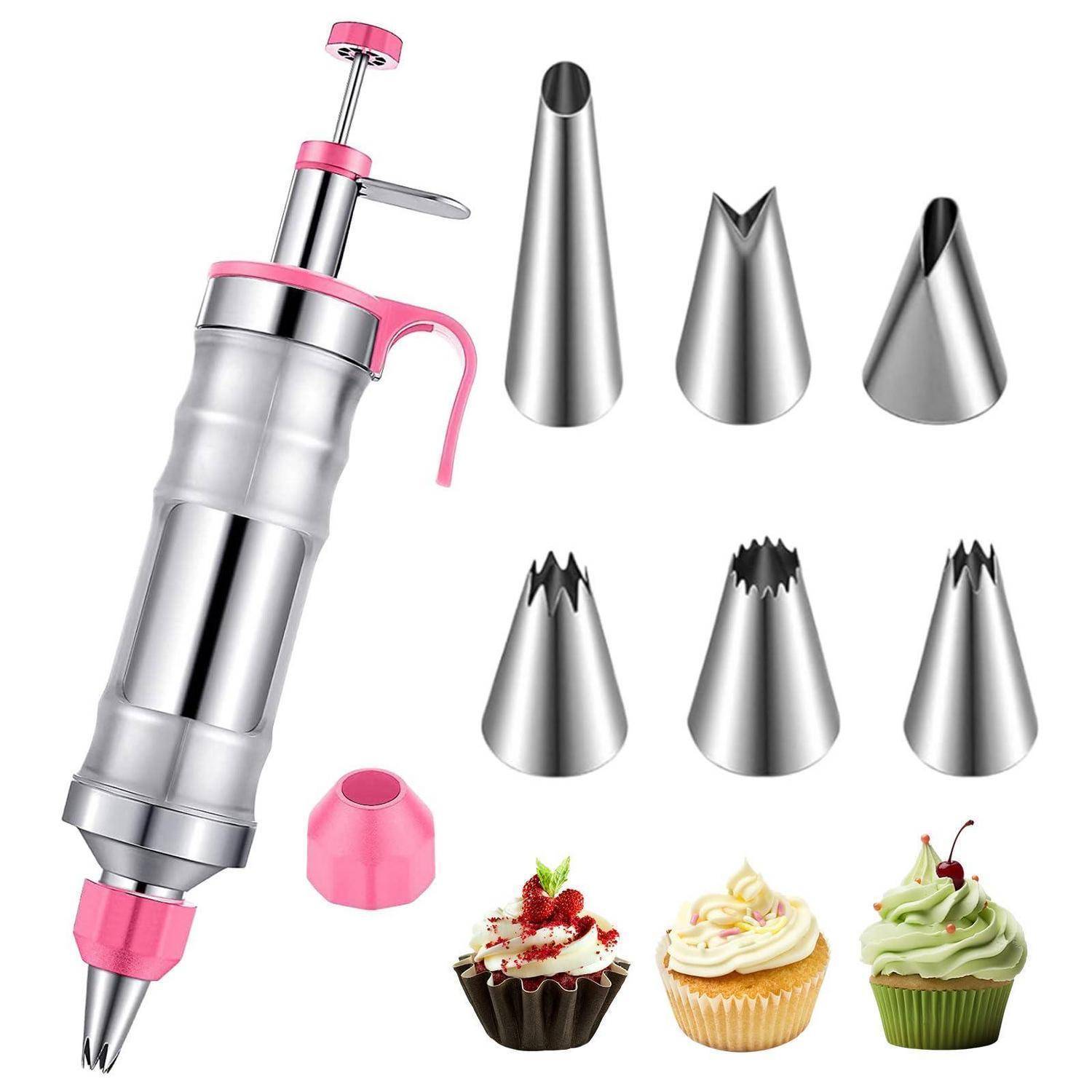 Spritzbeutel mit Metallspritzpistole und sechs Spritztülen, plus Beispiel-Cupcakes mit verschiedenen Zuckergussmustern.