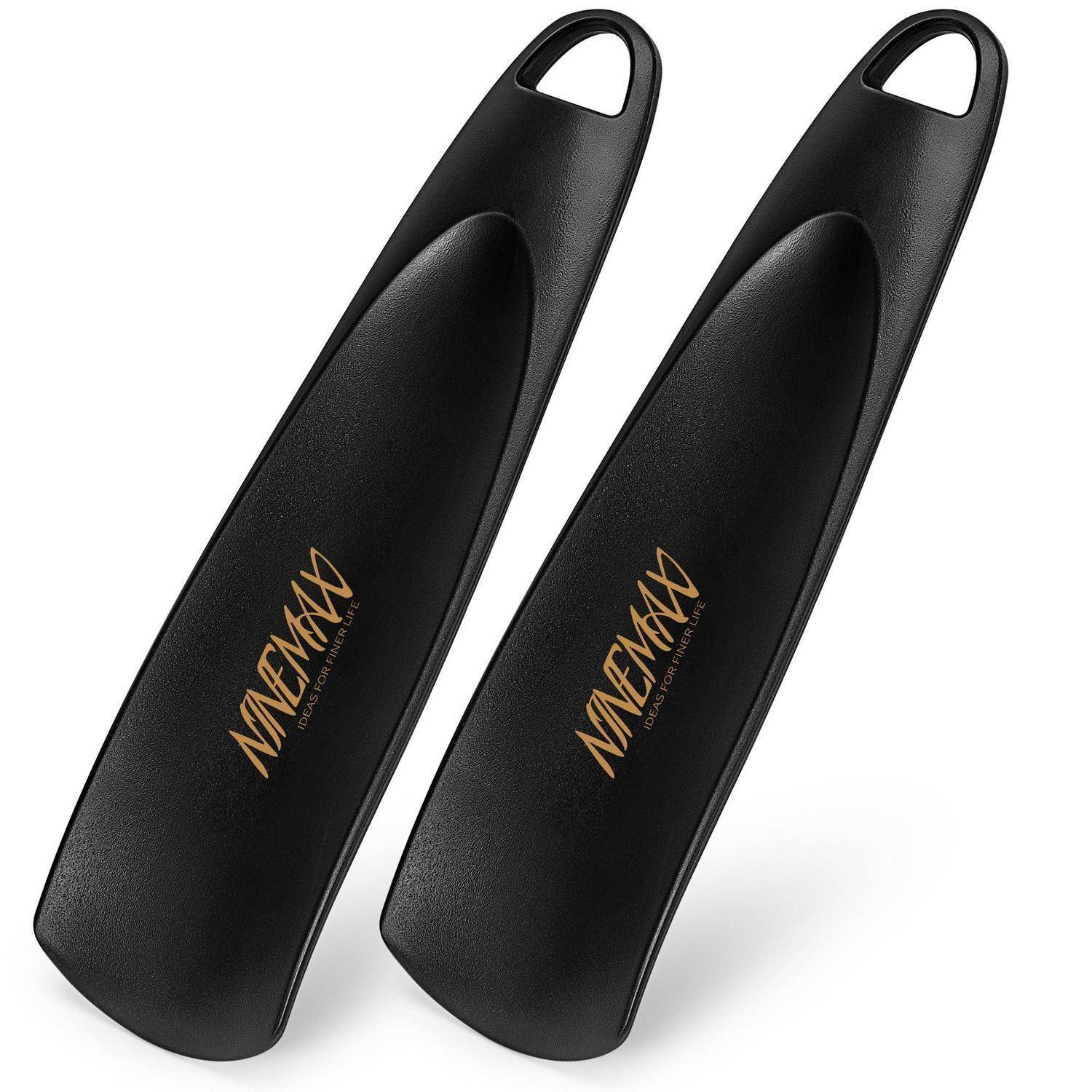 Paar schwarze Schnorchelflossen mit Fersenösen und goldenem Logotext auf den Fußbetten.