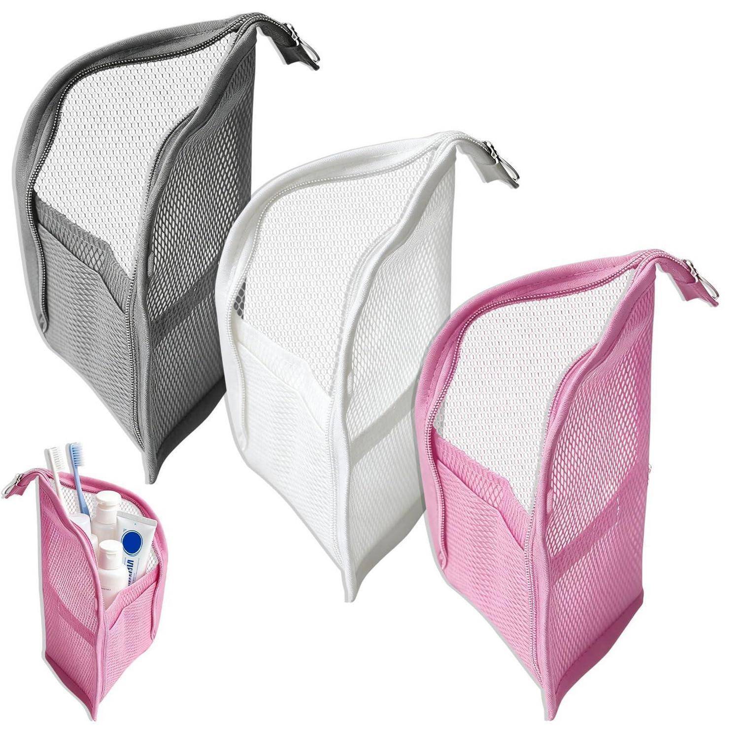 Mesh-Kosmetiktaschen mit Reißverschluss in Grau, Weiß und Rosa, offen dargestellt mit Reisegrößen-Flaschen in einer Tasche.
