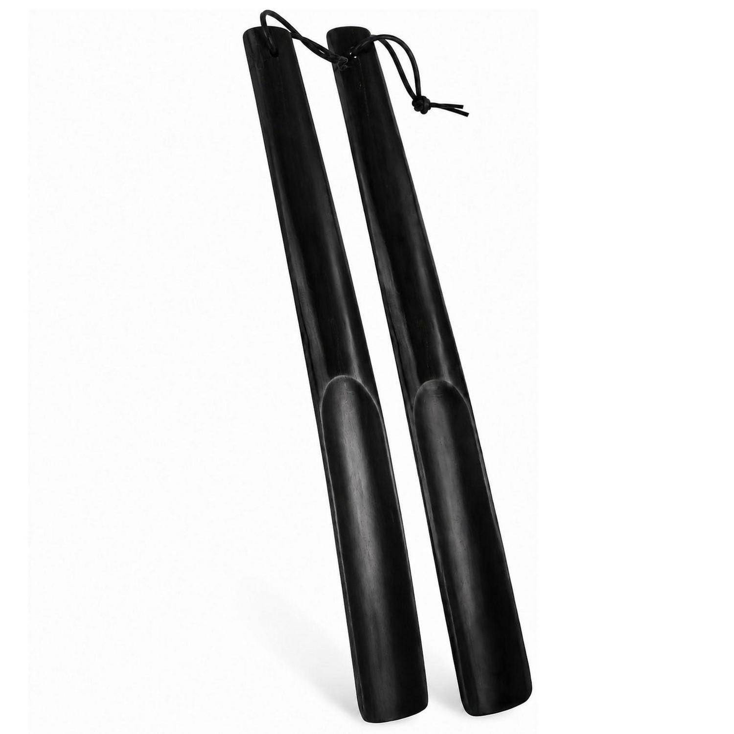 Ein Paar schwarze Nunchaku mit schaumstoffgepolsterten Griffen, die durch eine kurze Schnur zusammengebunden sind, vor einem weißen Hintergrund gezeigt.