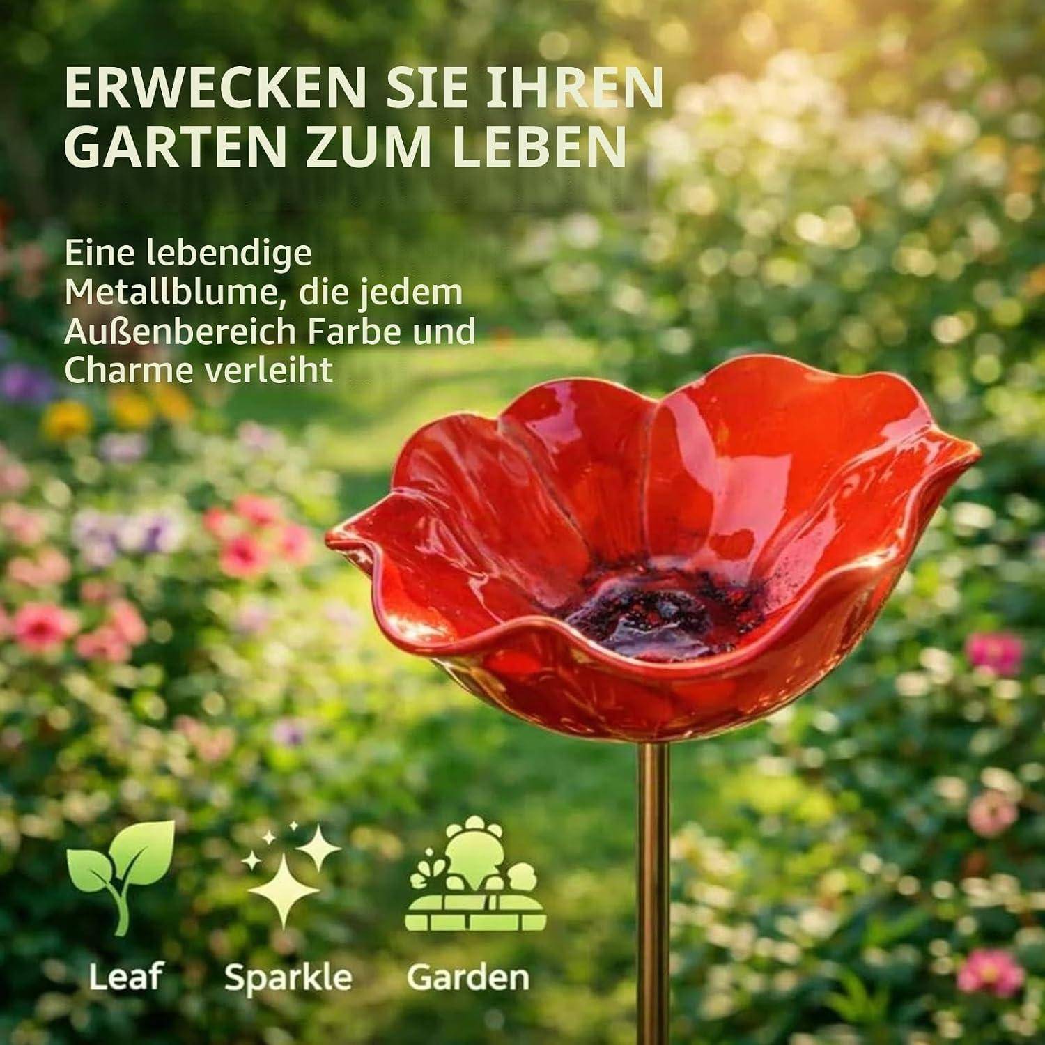 Rotes Metall-Blumengartenverzierung in einem blühenden Garten, mit deutschem Text zur Bewerbung eines dekorativen Außenbereichsstücks, das Farbe und Charme hinzufügt.