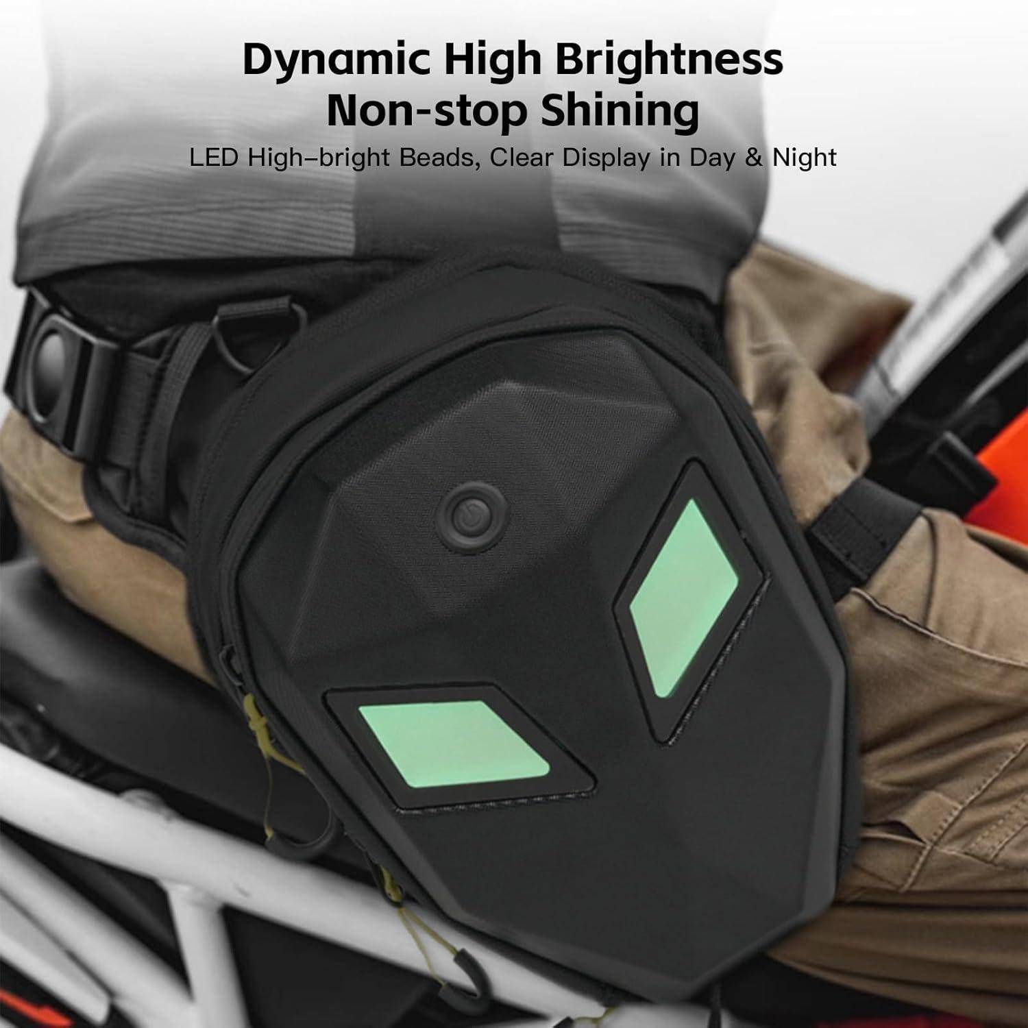 Nahaufnahme einer schwarzen Motorradtasche mit zwei leuchtenden grünen LED-Paneelen und dem Text „Dynamic High Brightness Non-stop Shining" darüber.