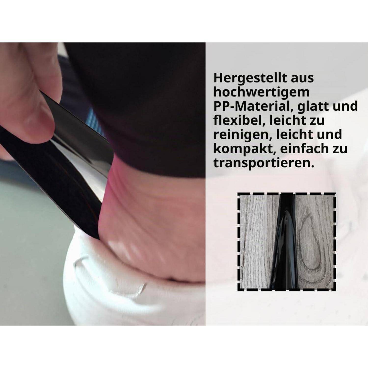 Nahaufnahme einer Hand, die einen schwarzen Riemen von einem weißen Gegenstand abzieht, mit deutschem Text, der angibt, dass er aus hochwertigem PP-Material besteht, glatt, flexibel, leicht zu reinigen und kompakt zum Transport ist.