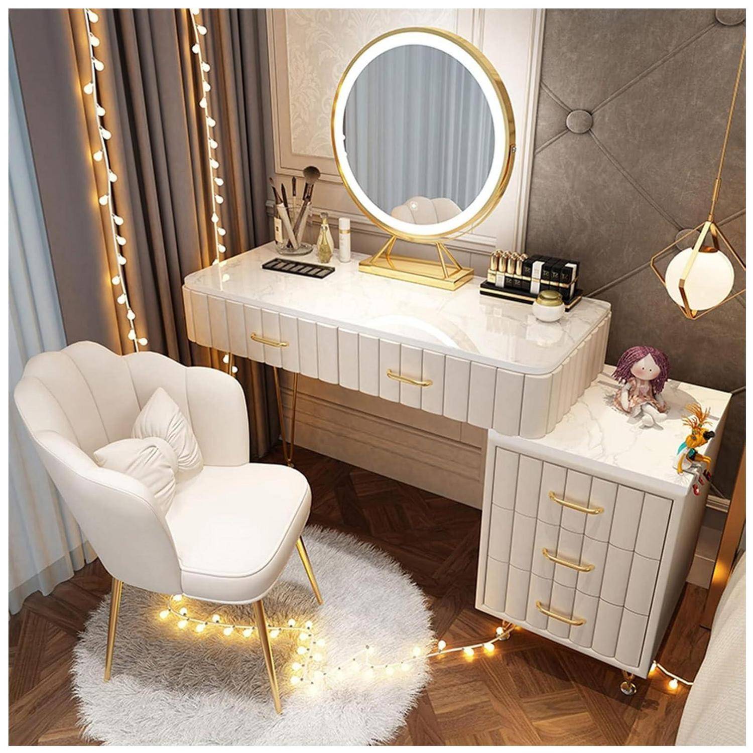 Elegantes Schminktisch-Set mit beleuchtetem rundem Spiegel, weiß gepolstertem Stuhl, Marmor-Schubladen und dekorativen Lichtern in einem modernen Schlafzimmer.