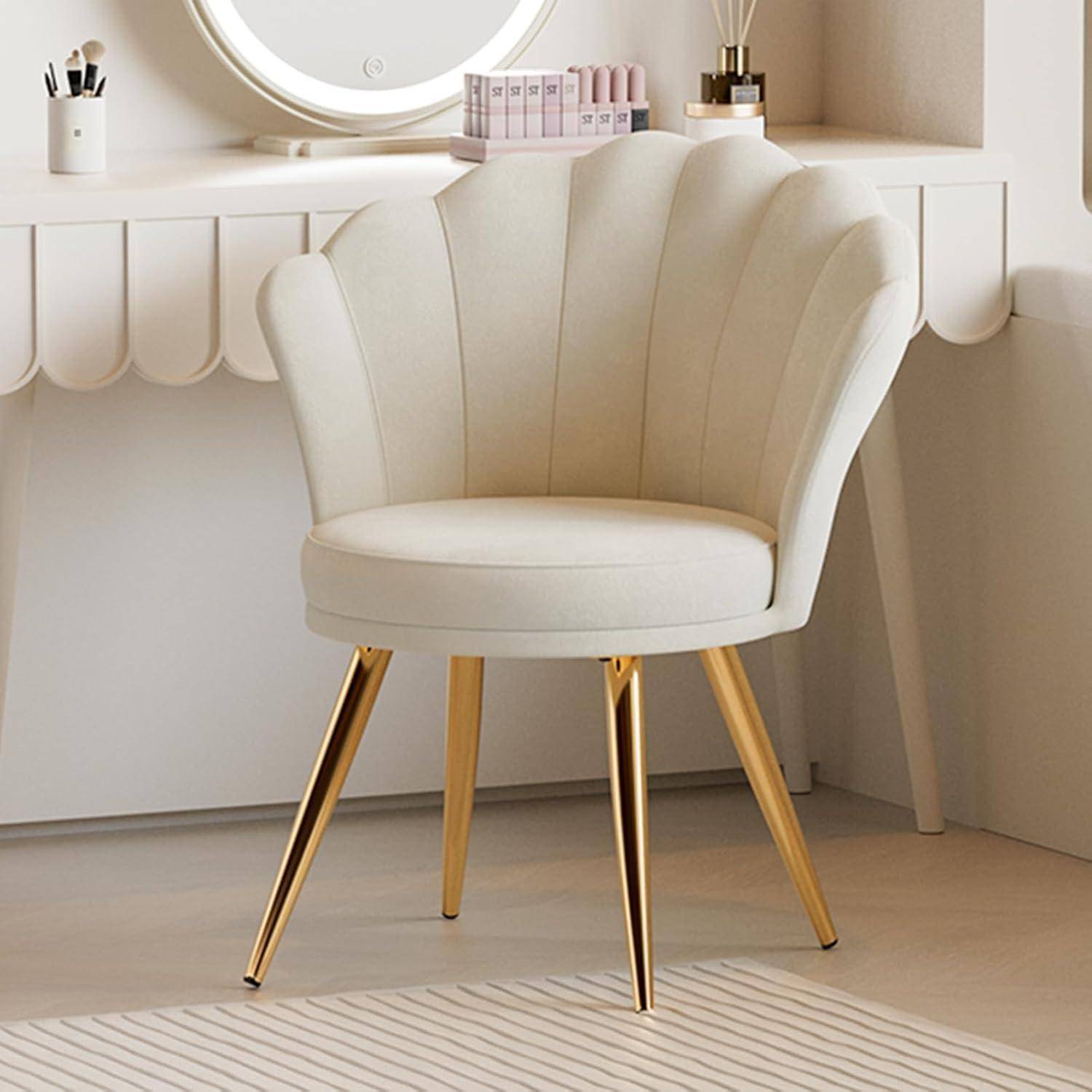 Cremefarbener Akzentstuhl mit Kammmuschel-Rückenlehne und Goldbeinen in einem hellen Frisiertimmer oder Ankleidezimmer.
