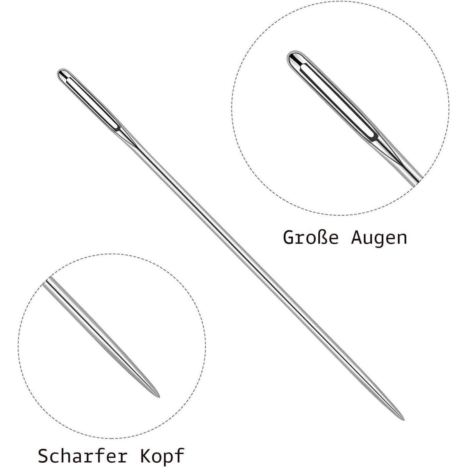Nahaufnahme einer langen Metallnähnadel mit großem Öhr und scharfer Spitze, beschriftet in Deutsch mit „Große Augen" und „Scharfer Kopf"".