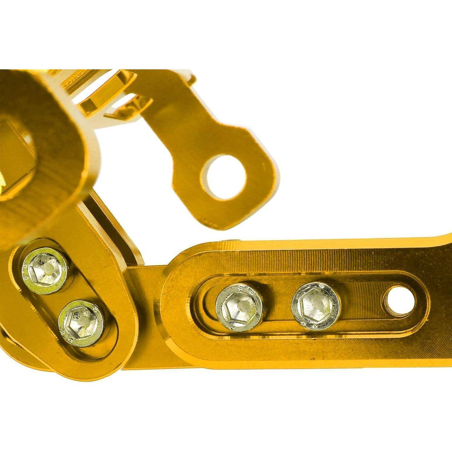Nahaufnahme einer goldfarbenen metallischen mechanischen Verbindung mit Bolzen und einer kreisförmigen Öse auf weißem Hintergrund.