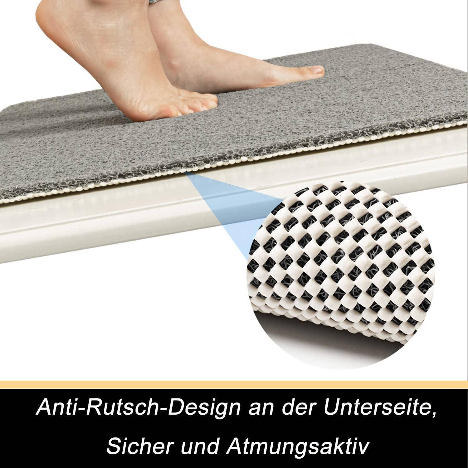 Nahaufnahme eines Fußes auf einer Matte, wobei die Unterseite mit strukturierter rutschfester Beschichtung hervorgehoben wird; deutscher Text besagt, dass sie sicher und atmungsaktiv ist.
