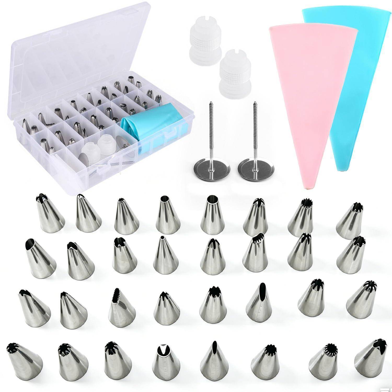 Gebäckdekorationsset mit Aufbewahrungsbox, Spritzbeuteln, Kupplungen, zwei Ständerstiften und mehreren Metallglasur-Spritzaufsätzen auf weißem Hintergrund angeordnet.