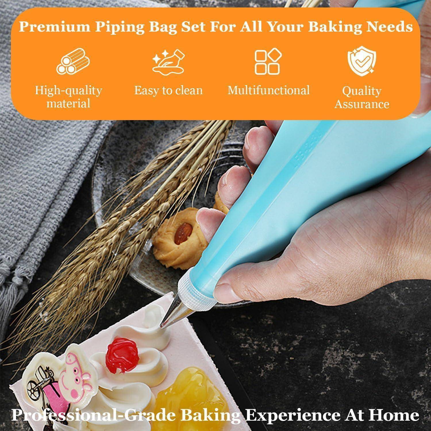 Mit der Hand Zuckerguss mit einem türkisfarbenen Spritzbeutel auf dekorierten Keksen aufspritzen; Bannertexte lesen „Premium Spritzbeutel-Set für alle Ihre Backbedürfnisse