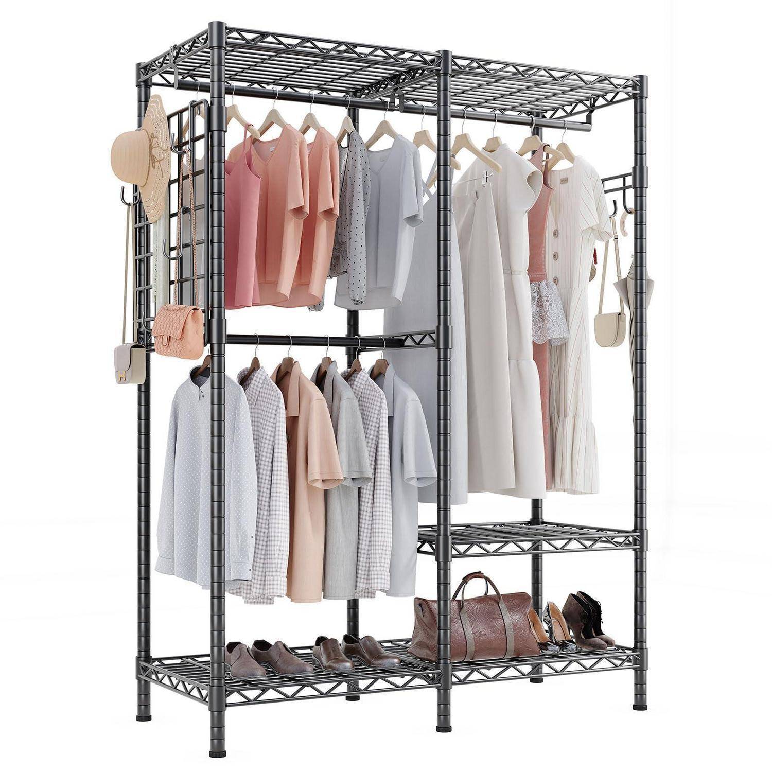 Schwarzes Metall-Kleidungsregal mit zwei Kleiderstangen, Regalen und Haken, die Hemden, Kleider, Schuhe, Taschen und Hüte halten.