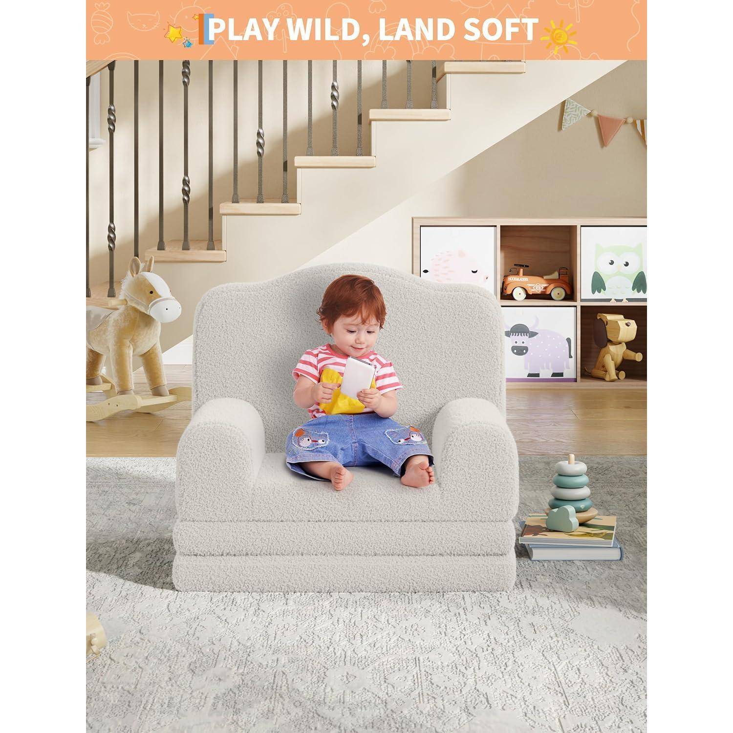 Kleinkind, das in einem kuscheligen weißen Polstersessel in einem verspielten Kinderzimmer sitzt, mit dem Text „PLAY WILD, LAND SOFT
