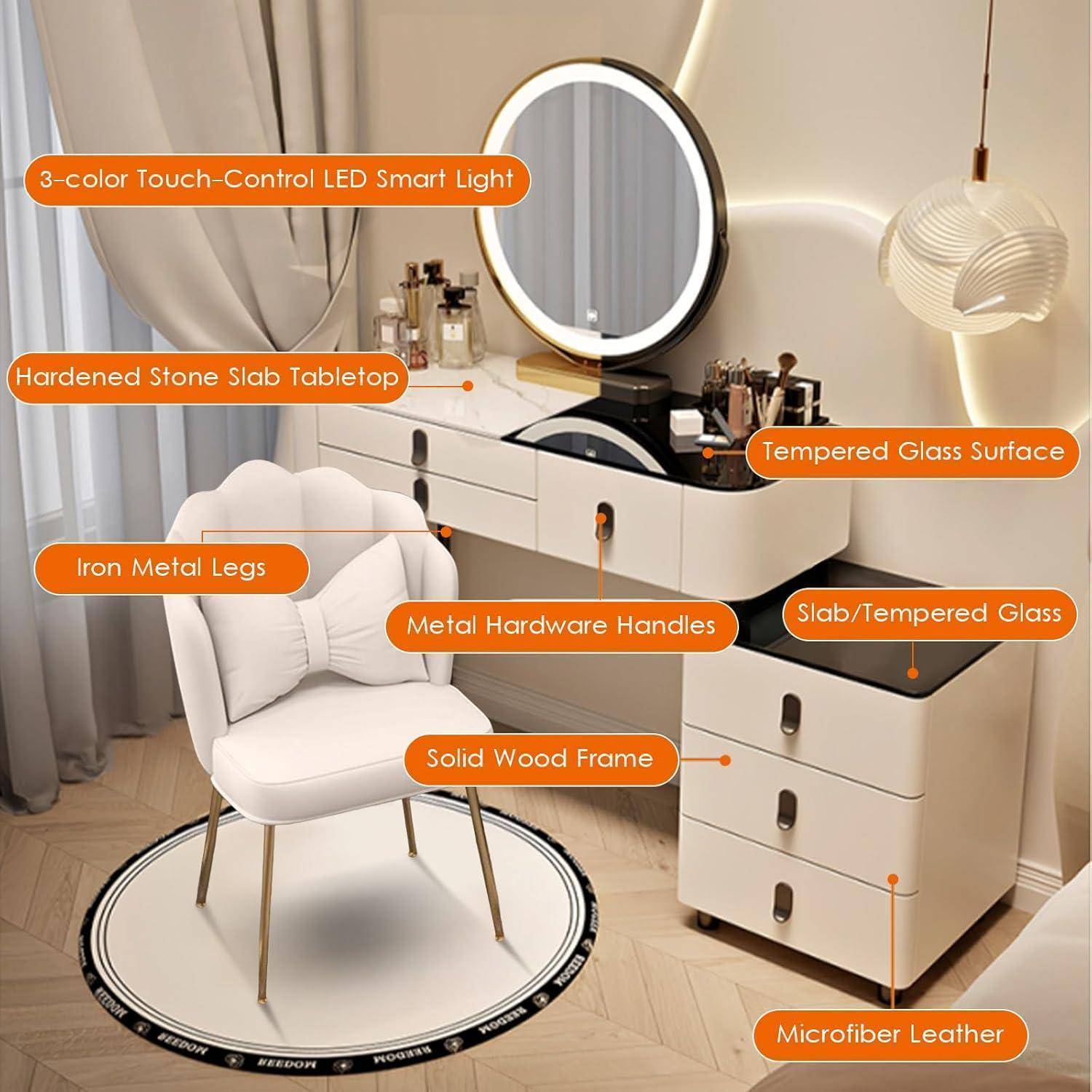 Modernes Schminktischset mit rundem beleuchteten Spiegel, weißem Schminktisch und Schubladen, gepolstertem Stuhl und beschrifteten Materialangaben für Steinplatte, Glasoberfläche, Holzrahmen, Metallbeine und Mikrofaserleder.