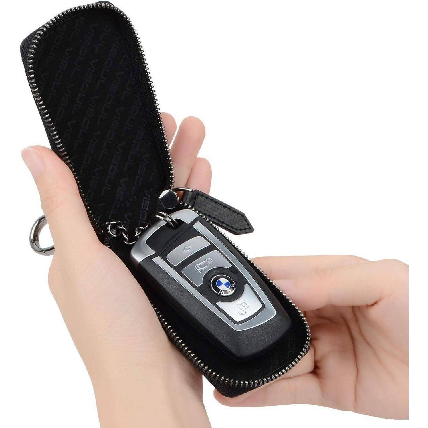 Hände halten ein gezipptes schwarzes Etui mit einem BMW-Autoschlüssel darin, die ein schützendes Aufbewahrungsetui für den Fernbedienungsschlüssel zeigen.