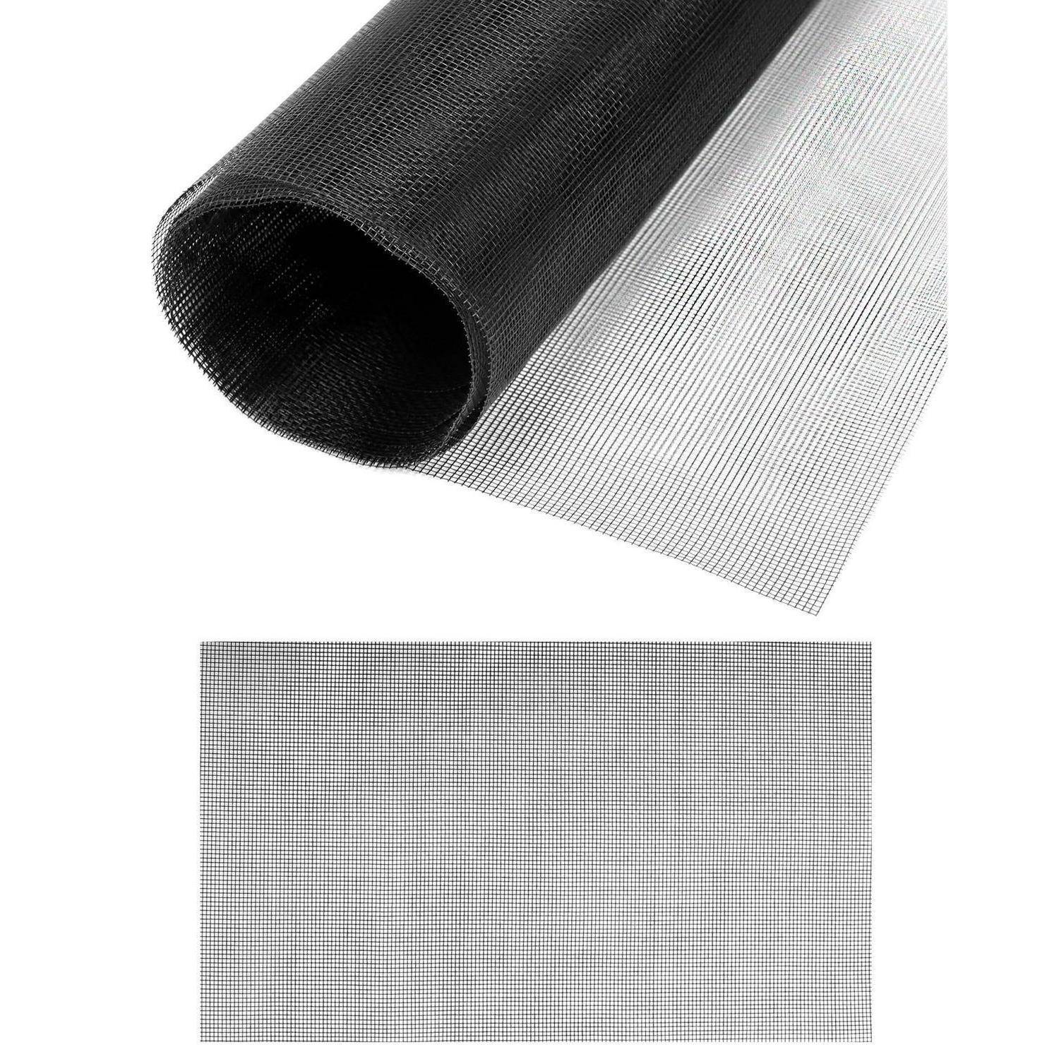 Schwarzes gerolltes Fliegengittergewebe und ein flaches graues Maschenblatt auf weißem Hintergrund.
