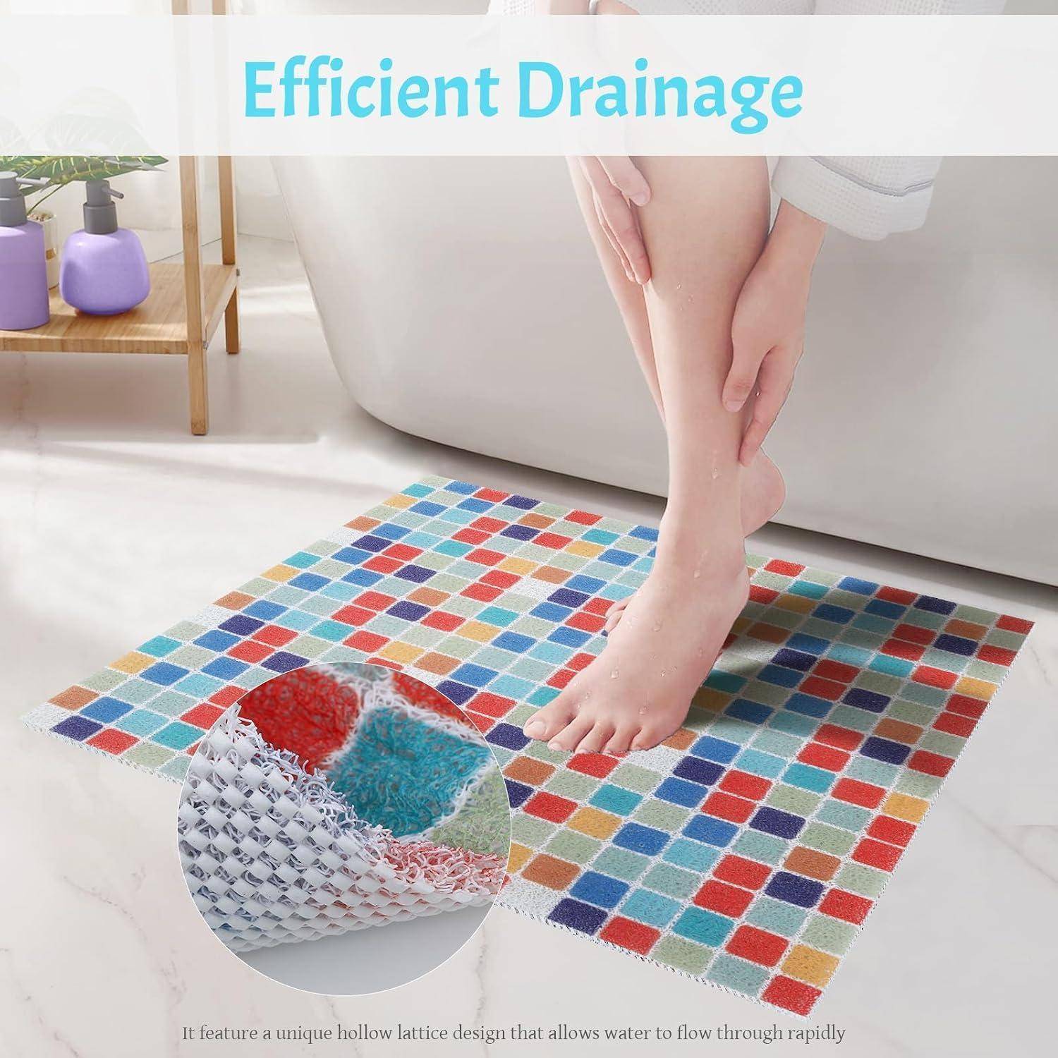 Bunte Mosaikbadematte in einem Badezimmer gezeigt, mit dem Text "Effiziente Entwässerung"" und einer Nahaufnahme im Einsatz, die die hohle Gitterstruktur auf der Unterseite hervorhebt.
