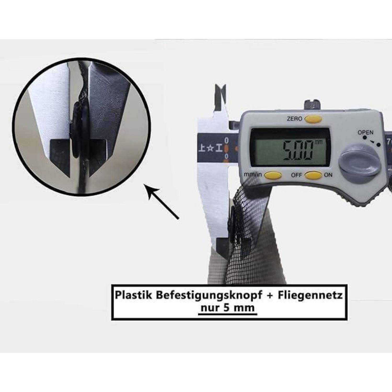 Digitale Schieblehre misst einen Kunststoff-Befestigungsclip mit Maschengewebe und zeigt 5,00 mm an; die Zoomvergrößerung in der Ecke hebt den Clip hervor, mit deutscher Beschriftung „Plastik Befestigungsknopf + Fliegennetz nur 5 mm
