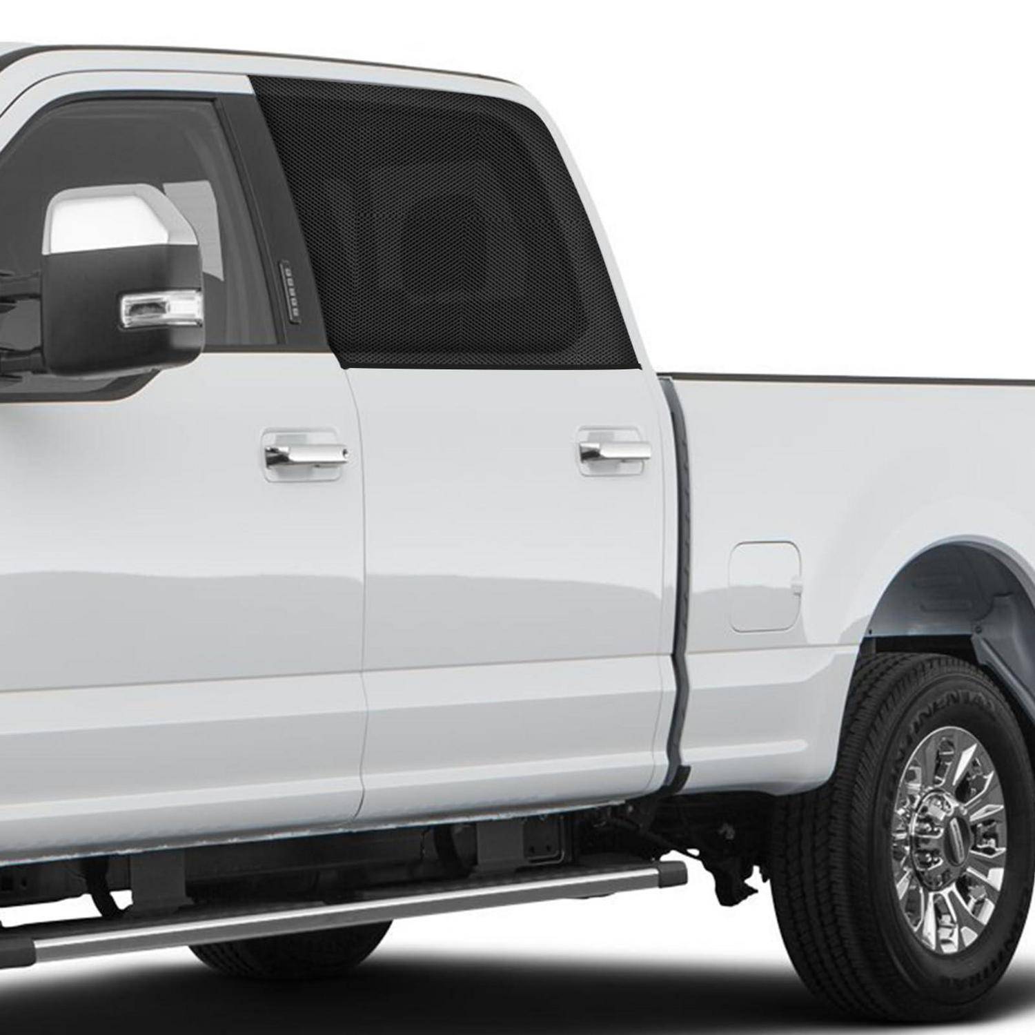 Seitenansicht eines weißen Pickup-Trucks mit Fahrerkabine, Ladefläche, Hinterrad und verchromtem Seitenspiegel vor neutralem Hintergrund.
