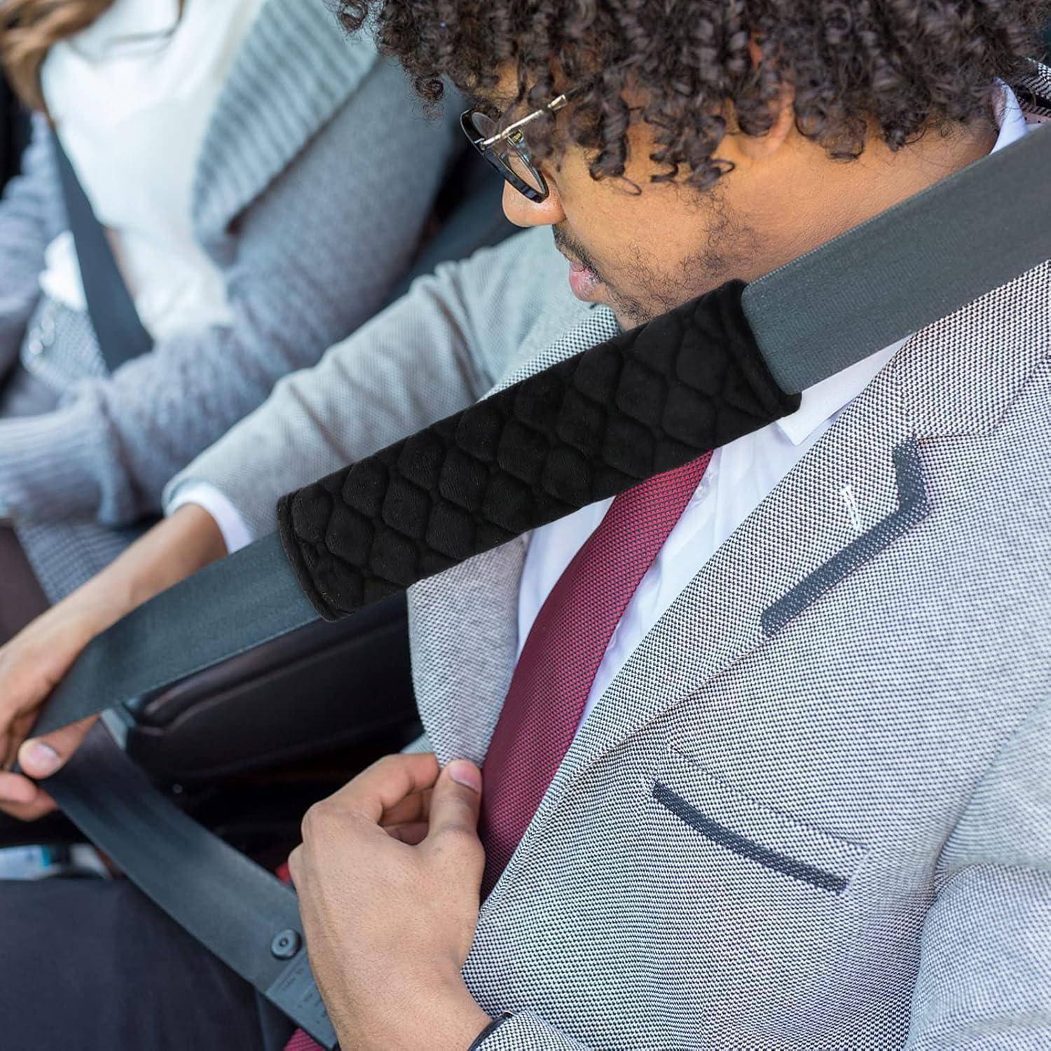 Mann im Anzug schnallt seinen Sicherheitsgurt an, während er im Auto sitzt.