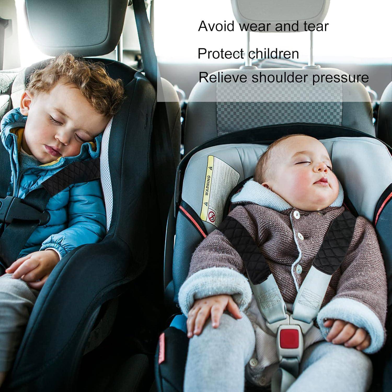 Zwei schlafende Kinder, die in Autositzen in einem Auto angeschnallt sind; der Text besagt „Verschleiß vermeiden", „Kinder schützen"" und „Schulterdruck entlasten"".
