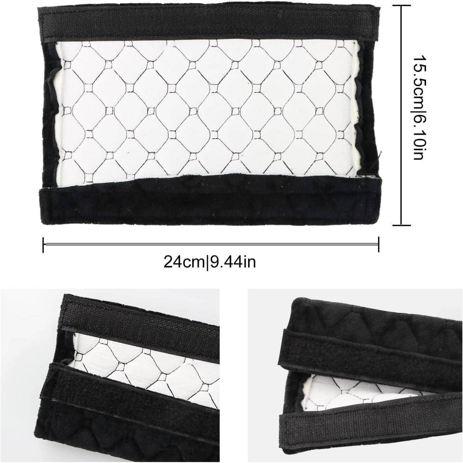 Schwarze Stoffmaschentasche oder -tasche mit Klettverschluss, dargestellt mit Abmessungen von 24 cm Breite und 15,5 cm Höhe sowie Nahaufnahmen des Verschlusses.