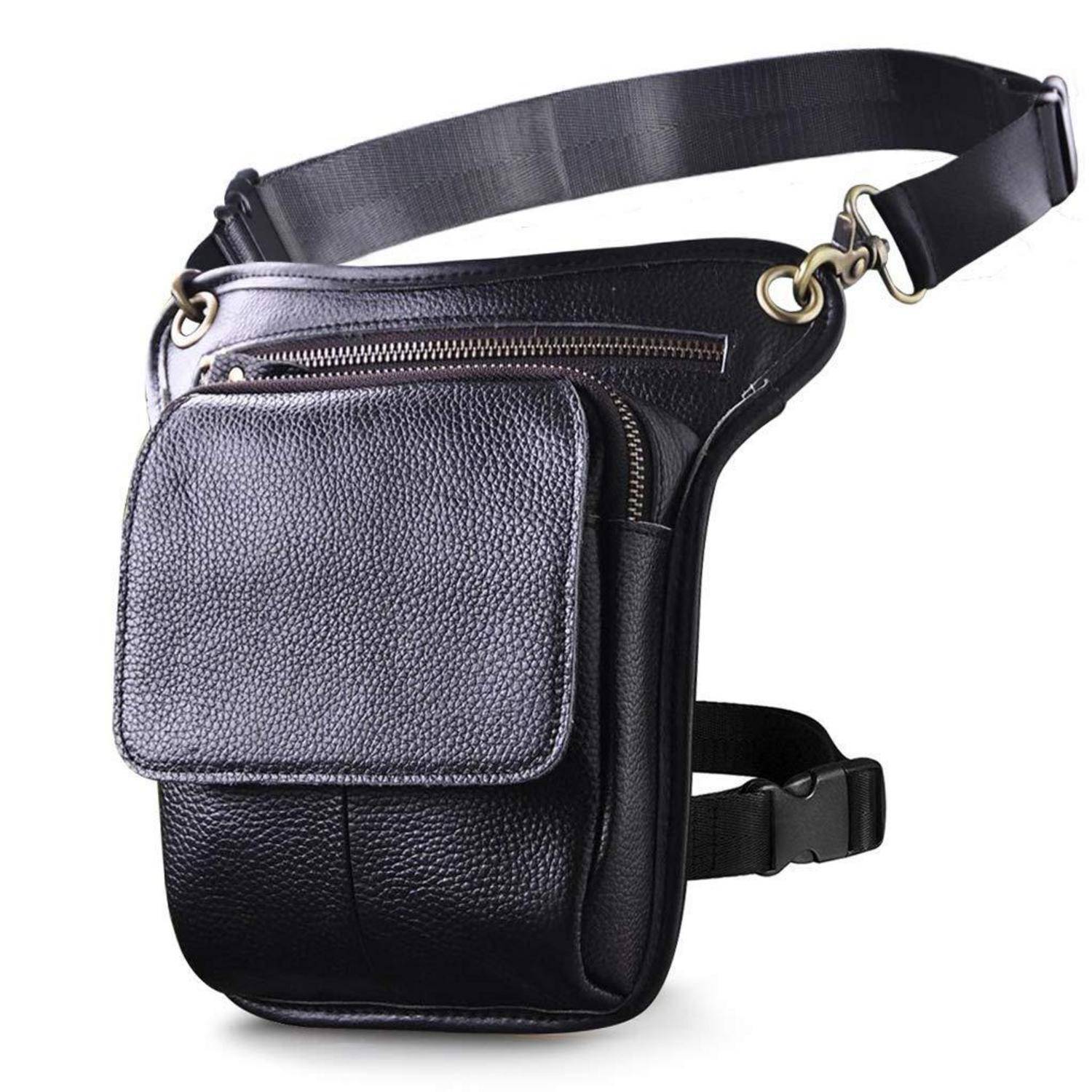 Schwarze Ledertasche zum Umhängen mit verstellbarem Riemen, Vordertasche mit Klappe und Reißverschlussfächern vor weißem Hintergrund.